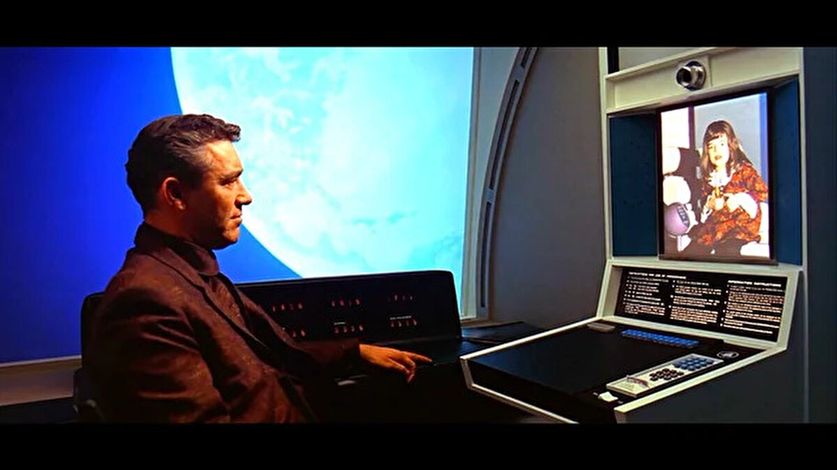 Cep Telefonu<br><br>Stanley Kubrick'in 1968 yılında yapılmış '2001: A space Odyssey' filminde gördüğümüz telefonlar ile uzaydan bile iletişim kurulabiliyordu. Filmde gösterilen ve bugünkü cep telefonlarına çok benzeyen cihazlar o günün teknolojisi için çok uzaktı. <br><br>Gerçek hayatta ilk cep telefonu Motorola tarafından 1973 yılında üretildi. Bu cihaz 1.1 kilogram ağırlığındaydı ve sadece 30 dakika konuşma süresi veriyordu. 