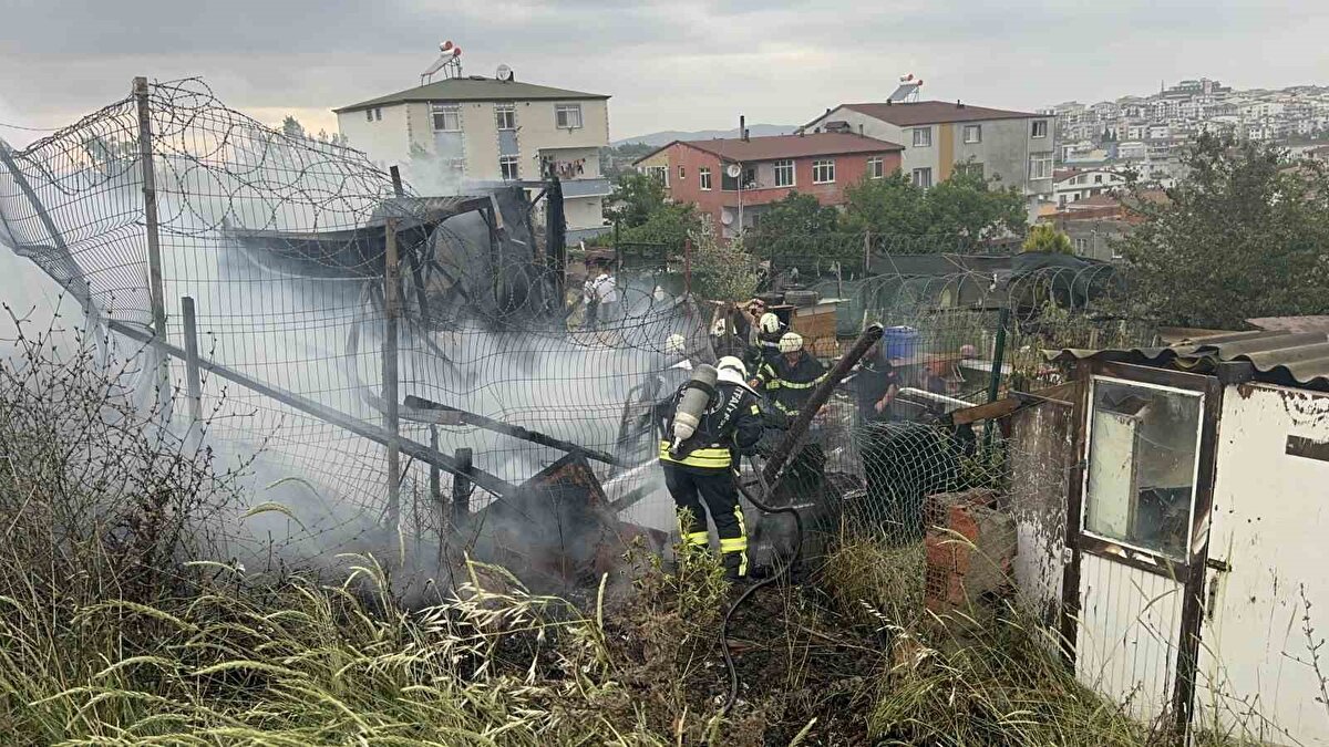 Yangında can kaybı ya da yaralanma yaşanmazken, ev kullanılamaz hale geldi. Olayla ilgili inceleme başlatıldı.