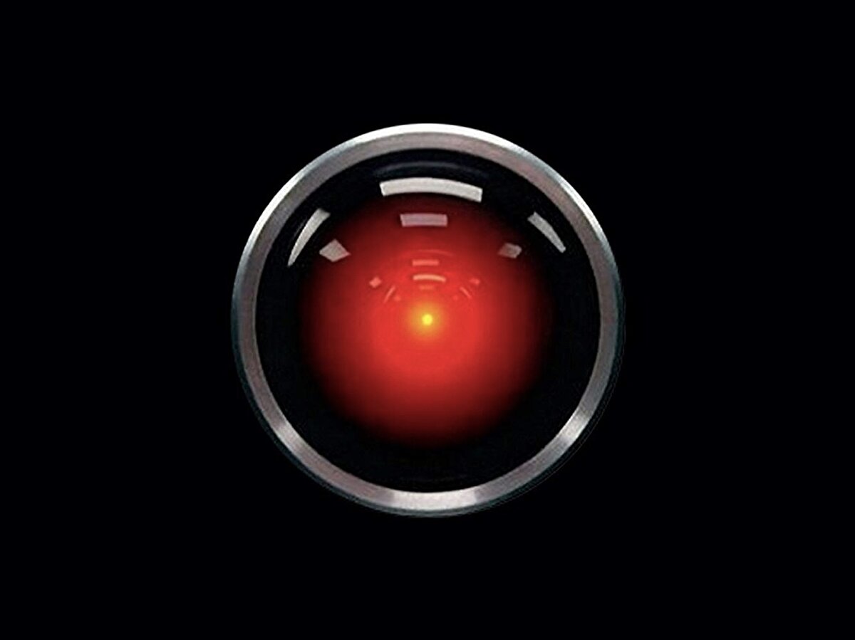 Yapay zeka asistanları<br><br>Yine “2001: A Space Odyssey” filminde HAL, sesli komutları anlayıp cevap verebiliyor ve karmaşık görevleri yerine getirebiliyordu.<br><br>İlk sesli asistan denemeleri 1960'larda olsa da günümüz standartlarında kullanılabilir hale gelmesi 2000'li yılları buldu. 