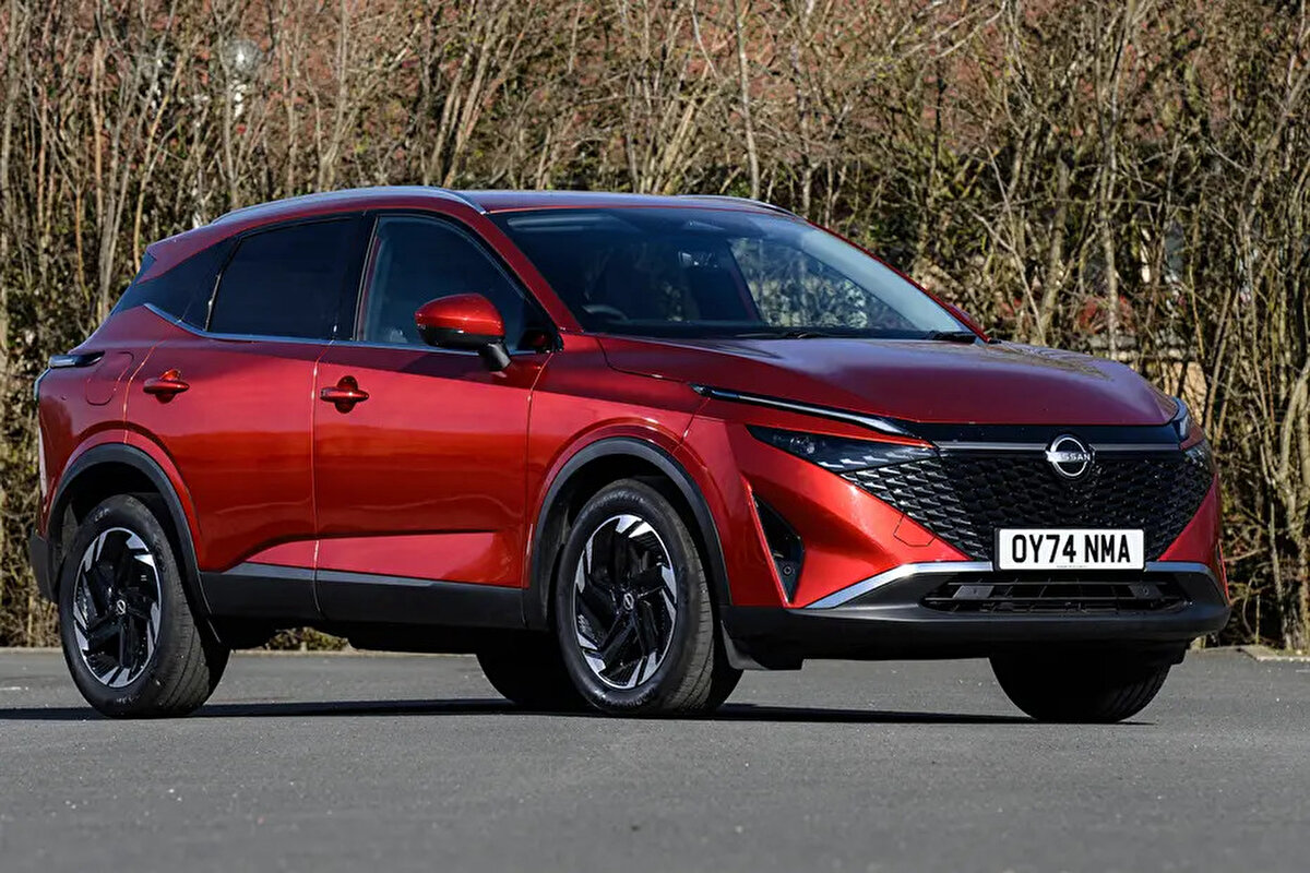 Nissan Qashqai fiyat listesi 2025 Haziran<br><br>Qashqai Mild Hybrid (Designpack)<br>Tavsiye edilen liste fiyatı: 2.340.100 TL<br>Kampanyalı anahtar teslim fiyatı: 1.999.500 TL<br>Nakit alım indirimli fiyat: 2.240.100 TL<br>Sınırlı sayıda araç, katılan yetkili satıcılarda satıştadır.<br><br>Qashqai Mild Hybrid (N-Connecta)<br>Tavsiye edilen liste fiyatı: 2.580.500 TL<br>Nakit alım indirimli fiyat: 2.480.500 TL<br><br>Qashqai Mild Hybrid (Skypack)<br>Tavsiye edilen liste fiyatı: 2.580.500 TL<br>Nakit alım indirimli fiyat: 2.480.500 TL<br><br>Qashqai Mild Hybrid (Skypack 4x4)<br>Tavsiye edilen liste fiyatı: 2.708.500 TL<br>Nakit alım indirimi uygulanmamıştır.<br><br>Qashqai Mild Hybrid (N-Design)<br>Tavsiye edilen liste fiyatı: 2.763.400 TL<br>Nakit alım indirimi uygulanmamıştır.<br><br>Qashqai Mild Hybrid (N-Design 4x4)<br>Tavsiye edilen liste fiyatı: 2.853.000 TL<br>Nakit alım indirimi uygulanmamıştır.<br><br>Qashqai Mild Hybrid (Platinum)<br>Tavsiye edilen liste fiyatı: 2.787.500 TL<br>Nakit alım indirimi uygulanmamıştır.<br><br>Qashqai Mild Hybrid (Platinum 4x4)<br>Tavsiye edilen liste fiyatı: 2.877.200 TL<br>Nakit alım indirimi uygulanmamıştır.<br><br>Qashqai Mild Hybrid (Platinum Premium)<br>Tavsiye edilen liste fiyatı: 2.899.600 TL<br>Nakit alım indirimi uygulanmamıştır.<br><br>Qashqai Mild Hybrid (Platinum Premium 4x4)<br>Tavsiye edilen liste fiyatı: 2.989.200 TL<br>Nakit alım indirimi uygulanmamıştır.<br><br>Not: Siyah tavan rengiyle sunulan çift renk opsiyonu farkı 20.000 TL’dir.