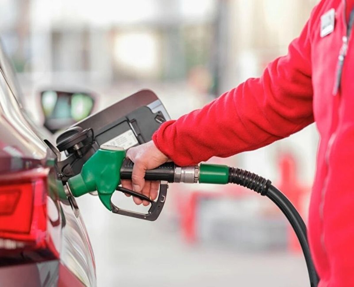 Brent petrol fiyatları neden yükseliyor?<br><br>Benzin zammının temel nedenlerinden biri, Brent petrol varil fiyatının 67 dolar seviyesine çıkması oldu. Küresel piyasalardaki arz-talep dengesi, jeopolitik gelişmeler ve üretim kısıtlamaları bu artışta belirleyici rol oynadı. İç piyasada döviz kurundaki dalgalanmalar da fiyatlara yansıyarak zammı kaçınılmaz hale getirdi.