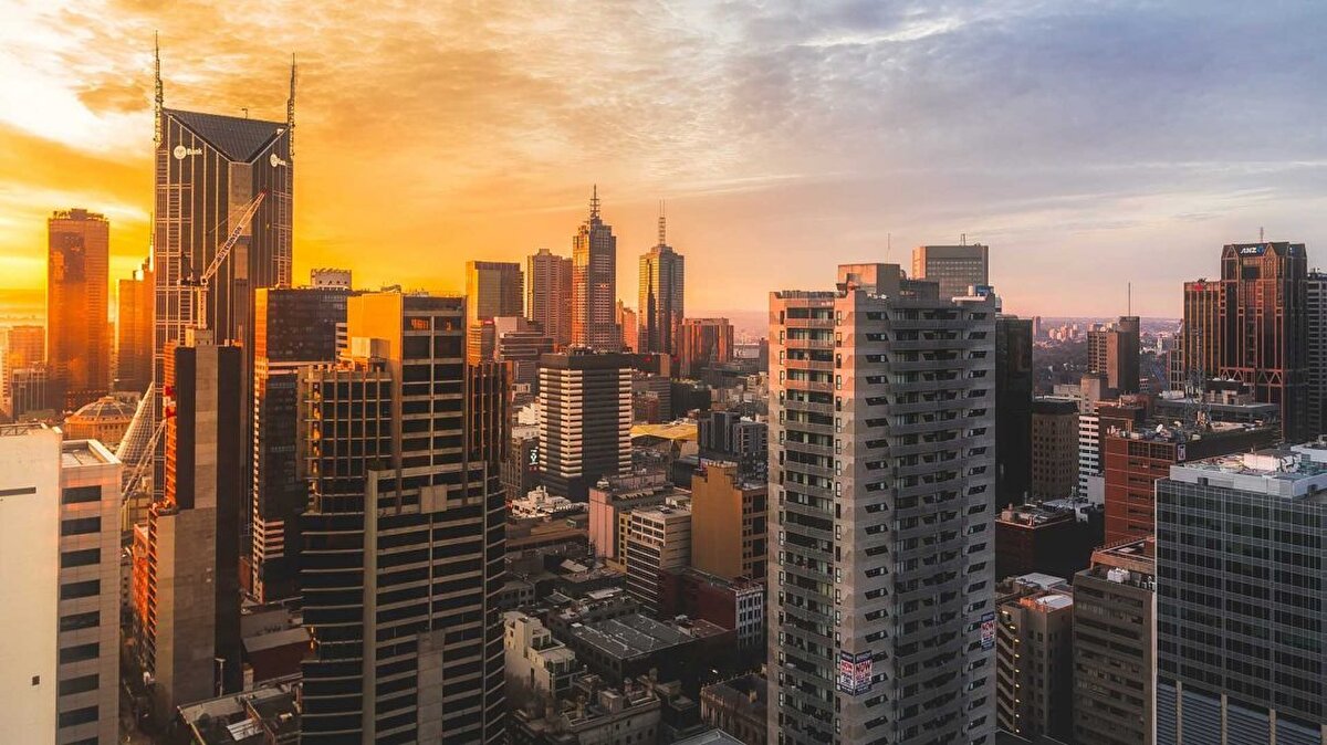 Konut, arsa, tarla ve ticari taşınmazlara ilgi devam ediyor<br><br>Söz konusu artış, sadece konutla sınırlı kalmadı. Arsa, tarla, iş yeri ve diğer ticari taşınmazların da satışları hız kesmeden sürdü. Bu kapsamda sektördeki ivmenin 2025 yılı boyunca devam etmesi bekleniyor.