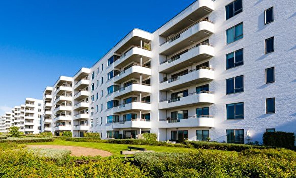 Türkiye genelinde gayrimenkul sektörü, 2025 yılına hızlı bir başlangıç yaptı. Tapu ve Kadastro Genel Müdürlüğü’nün verilerine göre, Ocak-Mayıs döneminde ülke genelinde toplam 1 milyon 196 bin 100 gayrimenkul satışı gerçekleşti. Bu rakam, geçen yılın aynı dönemine göre %13’lük artışa işaret ediyor.