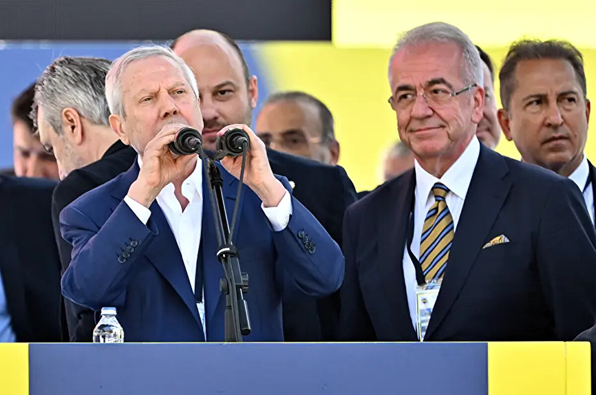 Başkanlık seçimi için geri sayıma geçen Fenerbahçe'de kongre üyeleri, imza kampanyası düzenleyerek Başkan Ali Koç ve yönetimini daha erken seçime götürmek istiyor.<br>