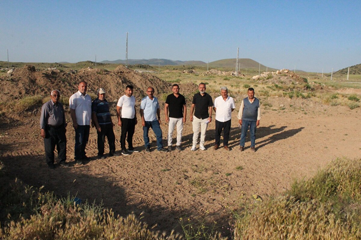 "Hayaller suya düştü"<br><br> Dolandırıldıklarını belirten köylülerden Şaban Yavuz, şöyle konuştu:<br>''Köyümüze 52 konut yapılacaktı. Bu konutlardan 30 tanesi ise kaldı. Kalma sebebi de sadece temel kazıldı ve temel atılmadığı için 30 tane konut iptal oldu. Bunlardan 25 kişi müteahhide ödemeleri yaptı. Ancak müteahhit paraları alarak ortadan kayboldu. Yeni gelen müteahhit, yarım kalan 22 tane konutu yapıyor ve tamamlayıp bırakacak. Ama ödeme yapan temel kazma parası ve temel atma parası veren 25 kişi şu an da mağdur durumda. 5 kişi ise temel parası ödemedi. Yeni gelen müteahhit de ‘Siz ödemeleri kime verdiyseniz ondan isteyin. Benim o müteahhitle hiçbir ilişkim yok’ diyor.