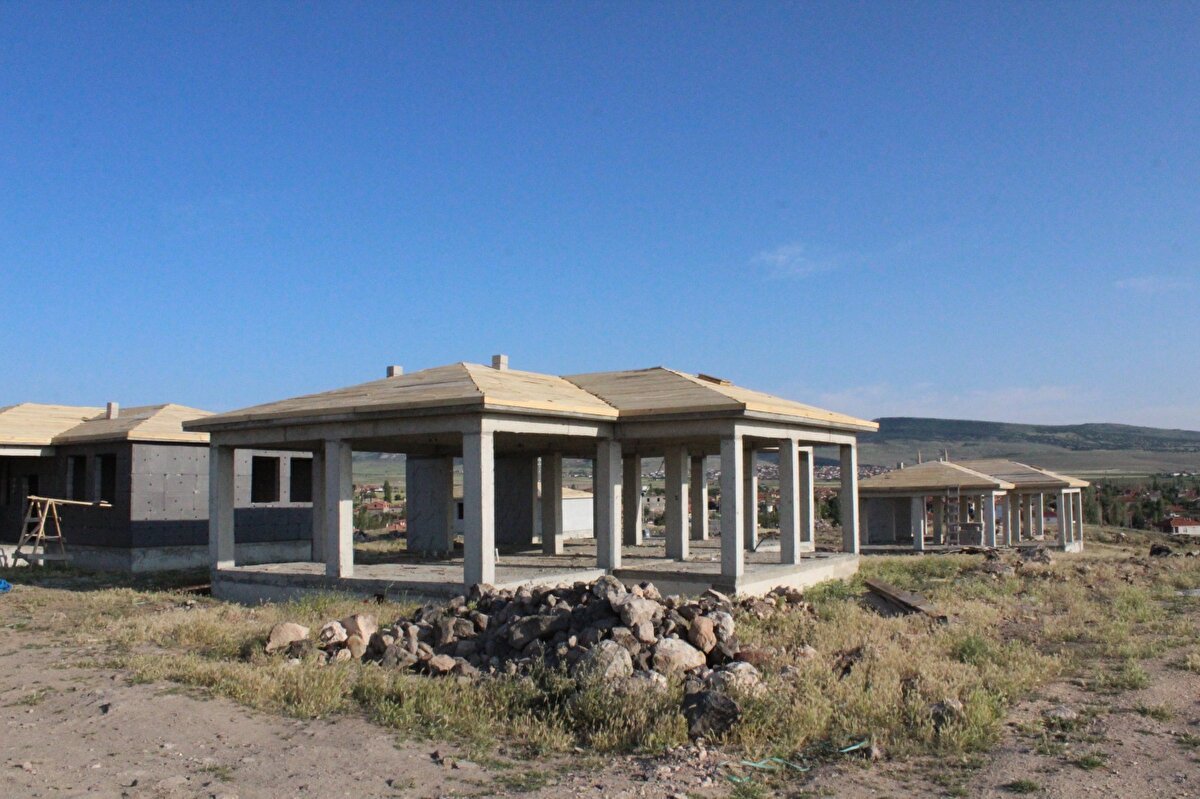 Ödemeleri alan müteahhit kayboldu. Kişi başı ortalama 140 bin ile 170 bin arası ödeme yapıldı. Müteahhitle konuştuğumuzda 2023 yılının sonunda başlanacak, 2024'ün sonunda 1 yıl içinde teslim edilecekti. Evlerin toplam maliyeti de 1 milyon 300 bine mal olacaktı. Bu 1 milyon 300 binin 400 binini şahıslar karşılayacak, 900 binini de bakanlık destek kredisi verecekti.