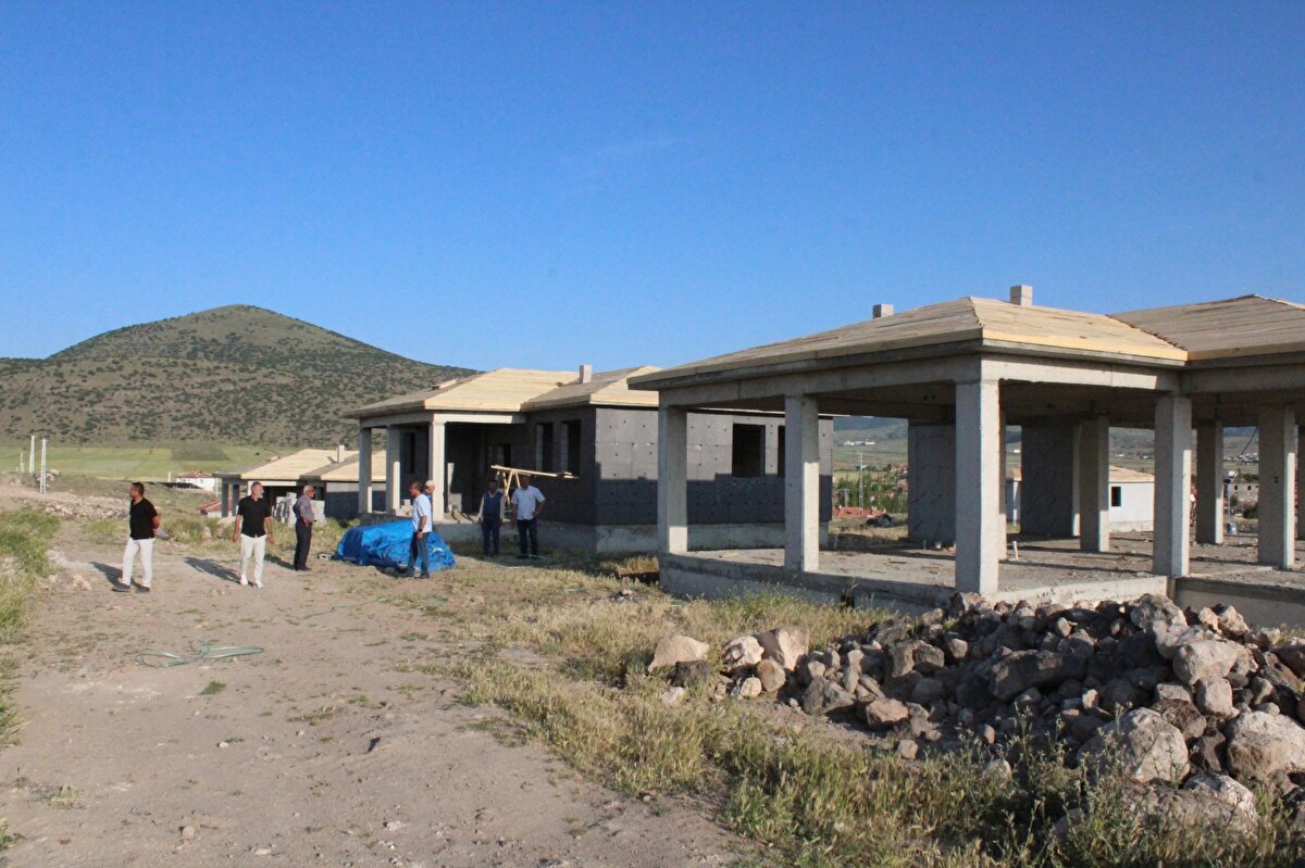 Gülağaç ilçesi Bekarlar köyünde 52 adet sosyal konut yapılması için, iddiaya göre, müteahhit V.D. ile ev yaptırmak isteyen köylüler, anlaşıp sözleşme imzaladı. Tek katlı müstakil olacak 52 konuttan 30'unun sadece hafriyat çalışması yapıldı. Müteahhit V.D., projeyi tamamlamadan kayboldu. Sadece hafriyat çalışması yapılıp bırakılan konutların sahibi 25 köylü, 140 ile 170 biner lira hafriyat ve temel atma parası ödediklerini belirterek müteahhit V.D. hakkında hem CİMER'e hem de Cumhuriyet Başsavcılığı'na suç duyurusunda bulundu. Savcılık tarafından V.D. hakkında 'Nitelikli dolandırıcılık' suçundan soruşturma başlatıldı.