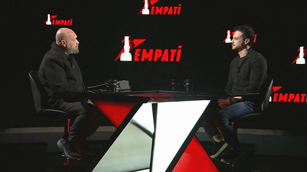 Samimi açıklamalarda bulunan ünlü oyuncu, genç yaşta kaybettiği babasıyla ilgili duygusal anılarını paylaşırken, 2021 yılında yaşadığı sağlık sorunlarına da ilk kez değindi.