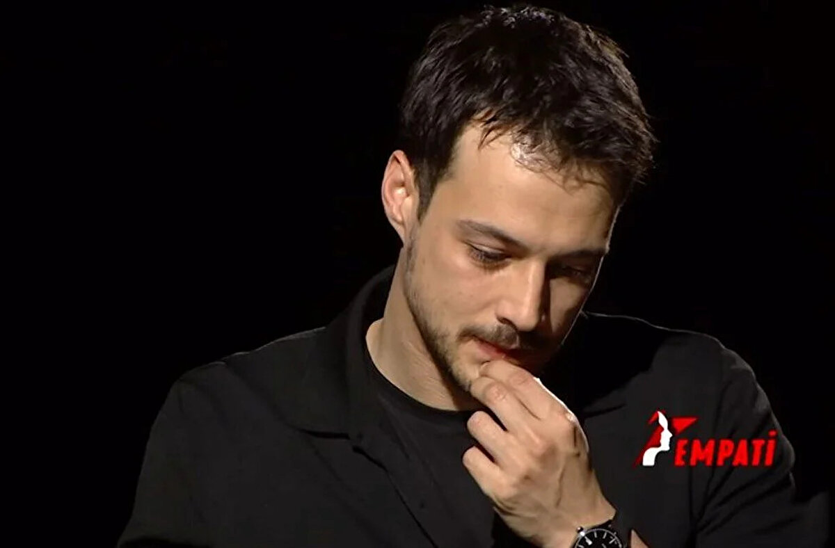 "Gerçekleşmeyen bir hayalin oldu mu, travması cebinde duruyor mu hala? sorusuna yanıt veren ünlü isim, "Bana söylediğin şey babamın erken vefatını anımsattı. Babam ben 18 yaşındayken vefat etti. Babamla benim içerisinde rol aldığım bir projeyi izlemek isterdim" dedi.