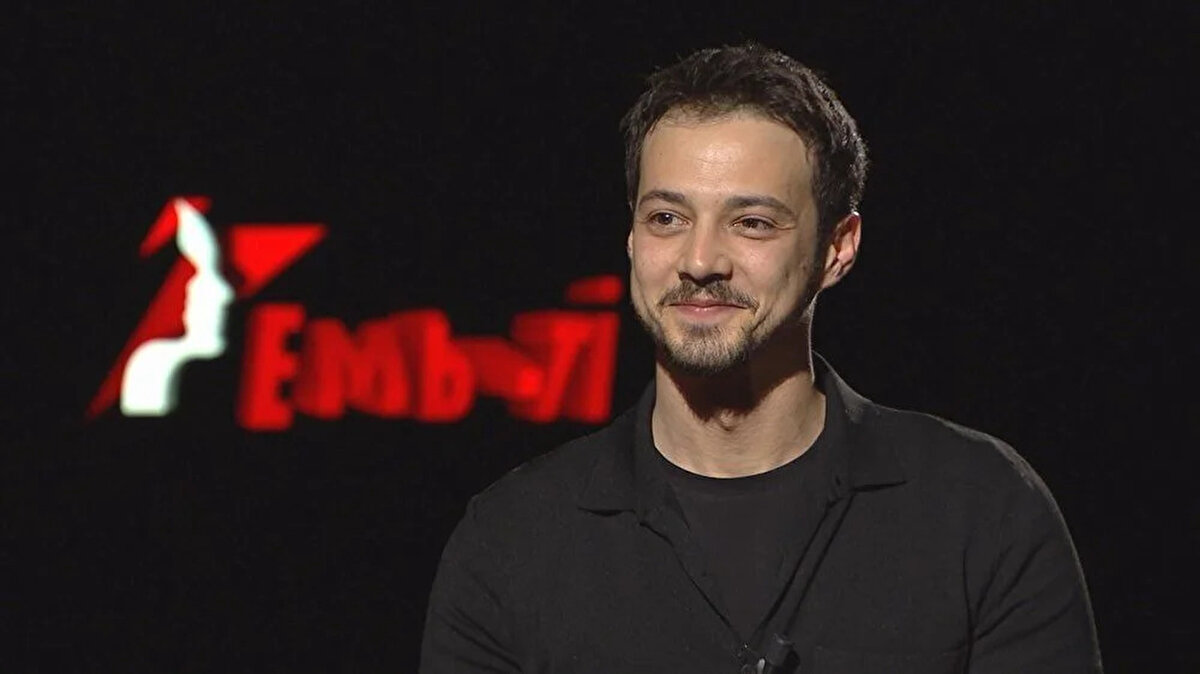 “Bana bıraktığı en anlamlı hediye”<br><br>Yazıcıoğlu, babasının son sözlerinin kendisinde derin bir iz bıraktığını şu sözlerle anlattı:<br><br>"Evet tabii ki. Hiç unutmadığım bir hikaye var. Babam son ayında konuşamamaya başladı. 17 Mayıs’tır bu arada vefatı. Ben dedem, babam salon oturuyoruz. Televizyon açık ÖSS birincisi var. Ben de babamın dizine yatmışım. Bu arada hastalık teşhisleri konulmuş, ilerlemiş. Sonra babam bir anda dönüp 'Ben senden hiç böyle başarılar beklemedim biliyor musun? Bir daha doğsan seni bir daha aynı şekilde büyütürdüm' dedi. Bana bıraktığı en güzel hediye odur. Benim için son sözü en azından."