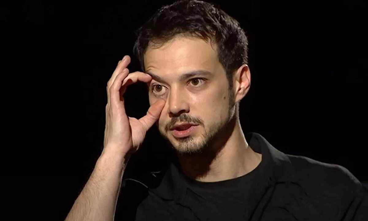 "Bir sabah kalktım, yüzümün sağ tarafı hareketsizdi"<br><br>2021 yılının kendisi için zor geçtiğini ifade eden Mert Yazıcıoğlu, “Sol kulağımda yüzde 30 işitme kaybı yaşadım. Yüz felci geçirdim ve yüz felci iyileşirken bir Rottweiler köpek elimi kaptı" dedi.