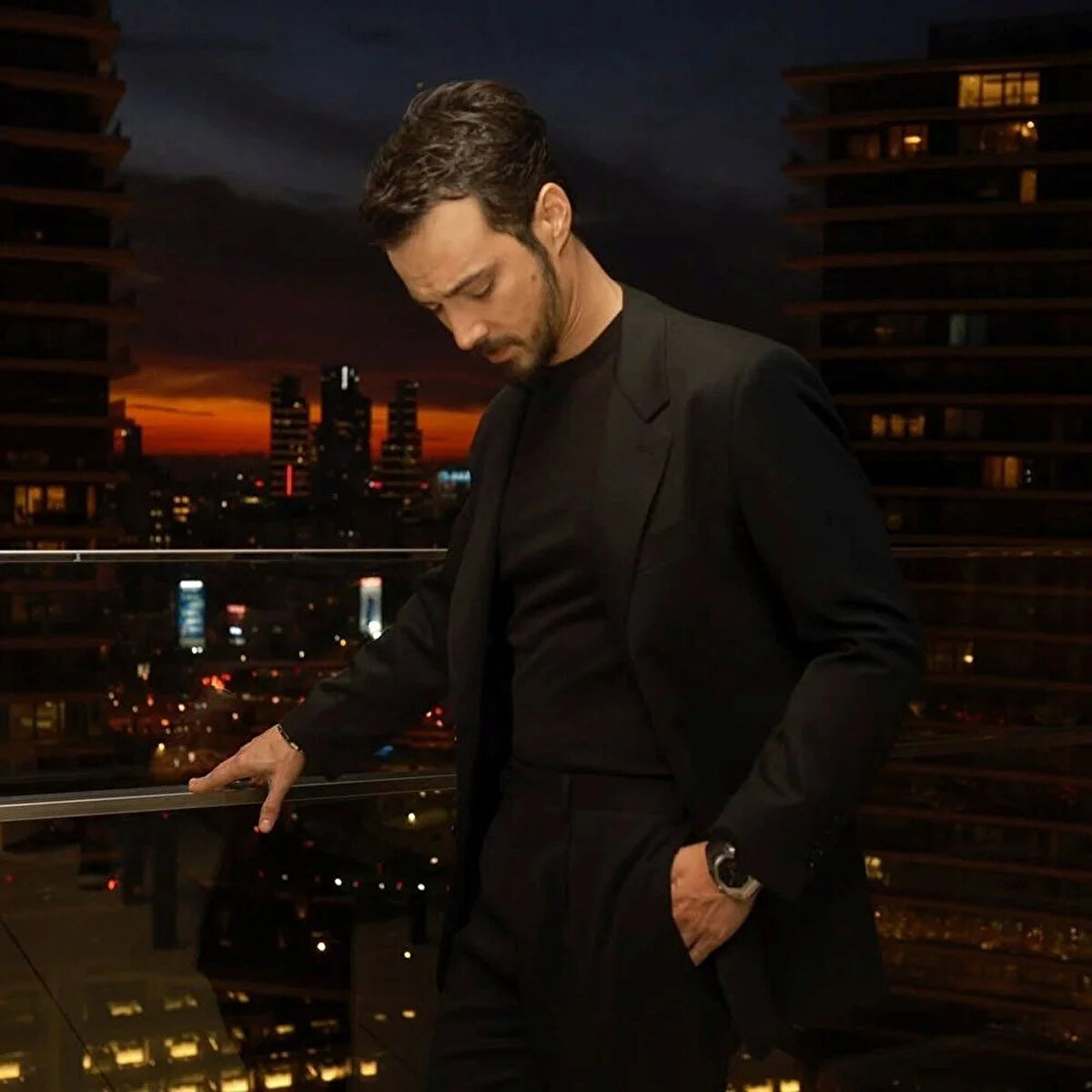 "İşitme kaybı kulak çınlamasıyla başladı. Yüz felci ise bir Bodrum esintisiyle başladı. Bodrum'da ilk boynum tutuldu, sonra dilim uyuşmaya başladı. Ardından nörolog arkadaşımı aradım. Kontroller yapıldı, bir tümör çıkmadı. Ertesi sabah bir kalktım, yüzümün sağ tarafında hareket yok. Burak Deniz yakın arkadaşım... Önceki gün yazıştık, bir işe beni önerdi. Ben ertesi gün yüz felci olduğum için işe gidemedim. Bu devam ederse 'kamera arkasında ne iş yapabilirim?' diye düşündüm. Altı aylık bir tedavi sonrası toparladım."