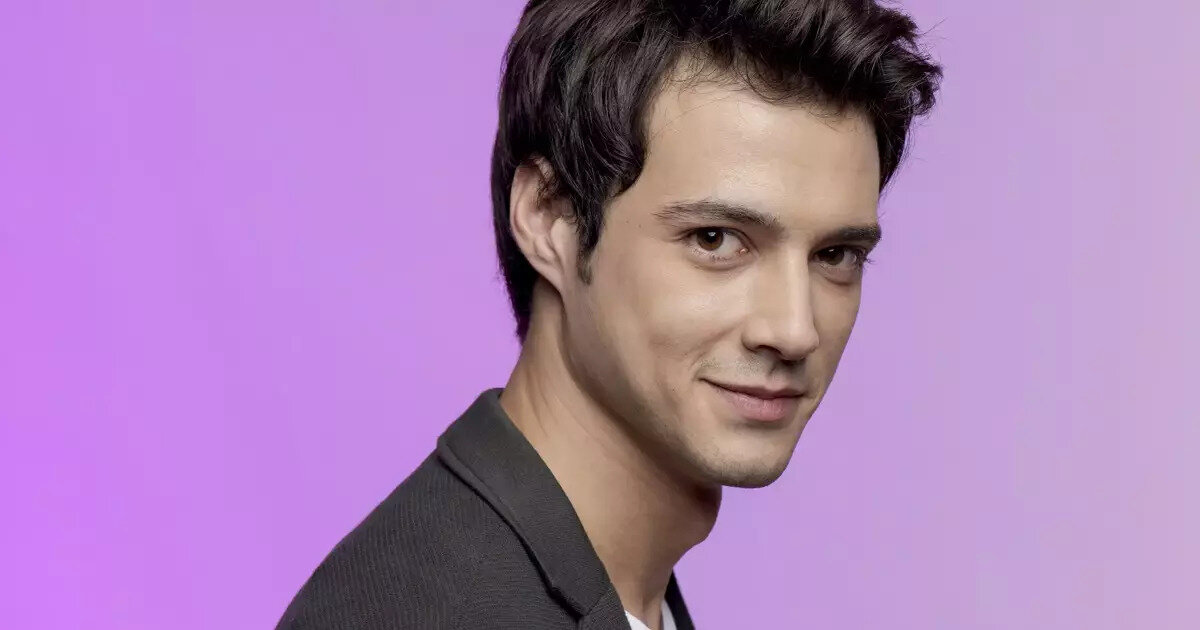 En zor macerasının oyuncu olmak olduğunu ifade eden Yazıcıoğlu, "Lisede oyuncu olmak isteyen bir kız arkadaşım vardı. Bu mesleği onunla tanıdım açıkçası" ifadelerini kullandı.