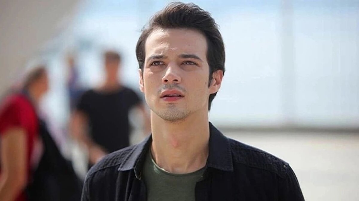 Gözlerden uzak bir yaşam süren Mert Yazıcıoğlu, bu konuyla ilgili de "Ben asosyal değilim. Tercihen dışarı çıkmıyorum. Bu beni asosyal yapmıyor" dedi.