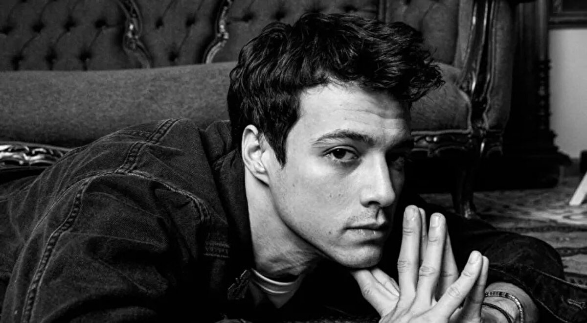 Mert Yazıcıoğlu kimdir?<br><br>Mert Yazıcıoğlu, 10 Mayıs 1993'te İstanbul'da doğdu. ilk oyunculuk eğitimini 3 Mota Oyunculuk Atölyesi’nde aldı. 2011 yılında Dedemin İnsanları filmiyle sinema kariyerine adım attı. Ardından Karagül dizisindeki Baran rolüyle geniş kitlelerce tanındı. Umuda Kelepçe Vurulmaz, Mehmed: Bir Cihan Fatihi, Bir Litre Gözyaşı gibi yapımlarda rol aldı. Aşk 101 dizisinde Sinan karakteriyle özellikle genç izleyicilerin beğenisini kazandı.<br><br>Mert Yazıcıoğlu en son Kızıl Goncalar dizisinde Cüneyd Efendi karakteriyle büyük çıkış yakaladı.