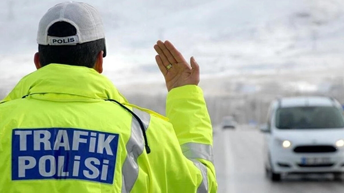 Yeni trafik cezaları ne zaman yürürlüğe girecek?<br><br>Adalet Komisyonu'ndan geçen teklif, TBMM Genel Kurulu’nda oylanarak kabul edilirse, Resmi Gazete’de yayımlandıktan sonra yürürlüğe girecek. Kanun teklifinde yer alan bazı istisnai maddeler dışında, düzenlemenin büyük bölümü yayım tarihinden itibaren 2 ay sonra geçerli olacak.