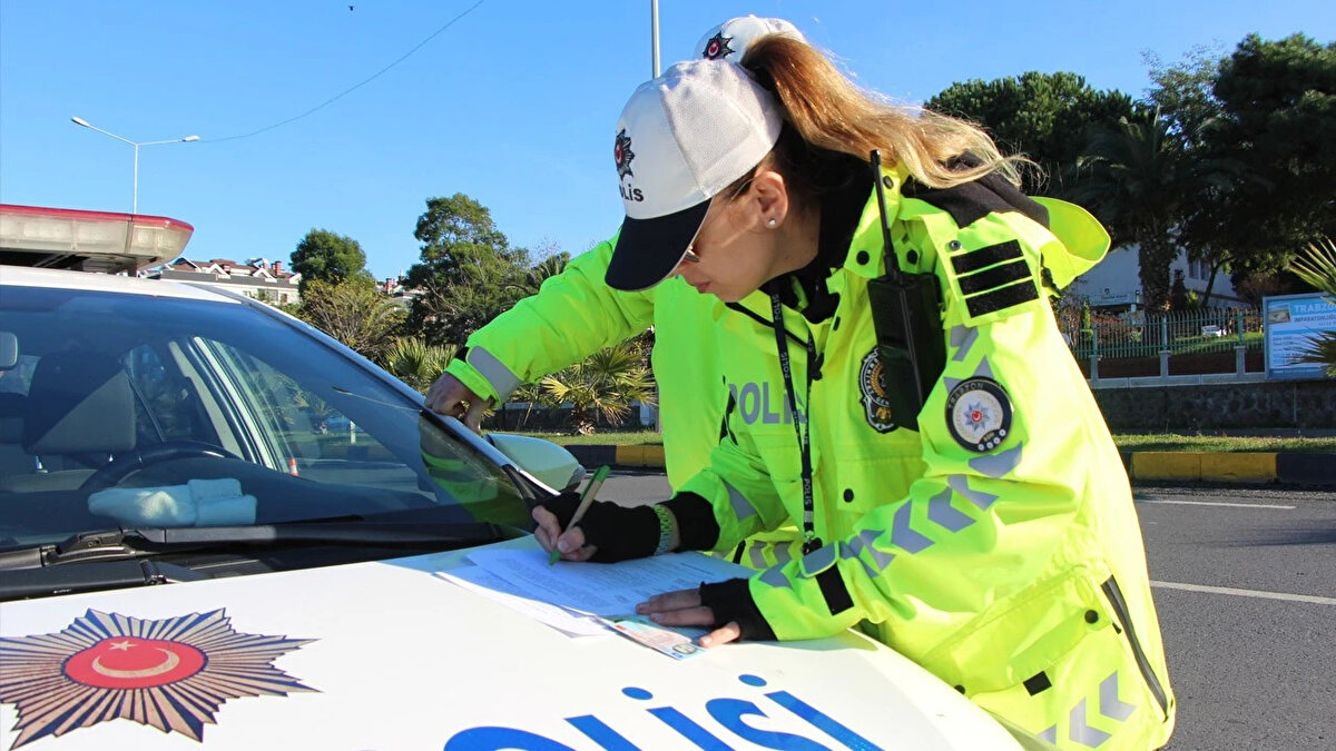 Kırmızı ışıkta geçme cezası 10.000 TL 15.000 TL 20.000 TL<br><br>Plakanın okunurluğunu engelleyecek değişiklikler 140.000 TL<br><br>Takograf kartı kullanmayanlara veya manipülasyon yapanlara 75.000 TL<br><br>Hurdaya çıkarılmış aracı kullanmak 46.000 TL<br><br>Seyir halinde cep telefonu kullanma 5.000 TL<br><br>Sahte plaka kullanma cezası 140.000 TL