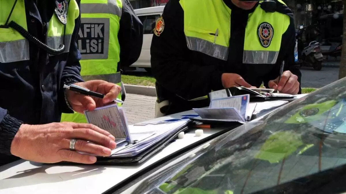 Aracı plakasız kullanma 46.000 TL<br><br>Polislerin uyarısına ve işaretlere rağmen kaçanlara 200.000 TL<br><br>Drift atma cezası 140.000<br><br>Ehliyetsiz araç kullanma cezası 40.000 TL<br><br>Emniyet kemeri takmama cezası 2.500 TL