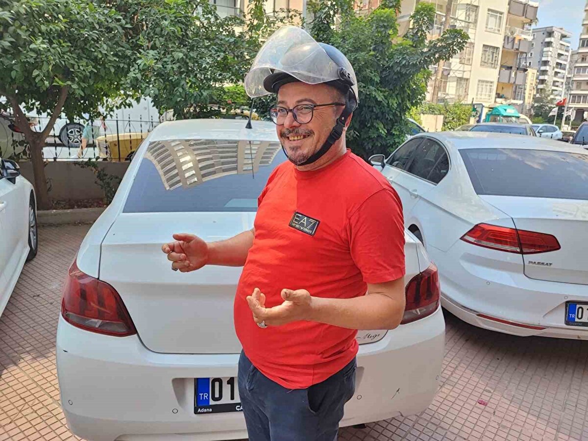 Otomobil sürücüsü Emin Mığı, hiç beklemediği bir trafik cezasıyla karşı karşıya kaldı. İşten çıkıp evine vardıktan saatler sonra cep telefonuna gelen bildirimle şoke olan Mığı, kask takmadığı gerekçesiyle 993 lira para cezası kesildiğini öğrendi. Ancak olayın ilginç tarafı, Mığı’nın o gün motosiklet değil otomobil kullandığıydı.