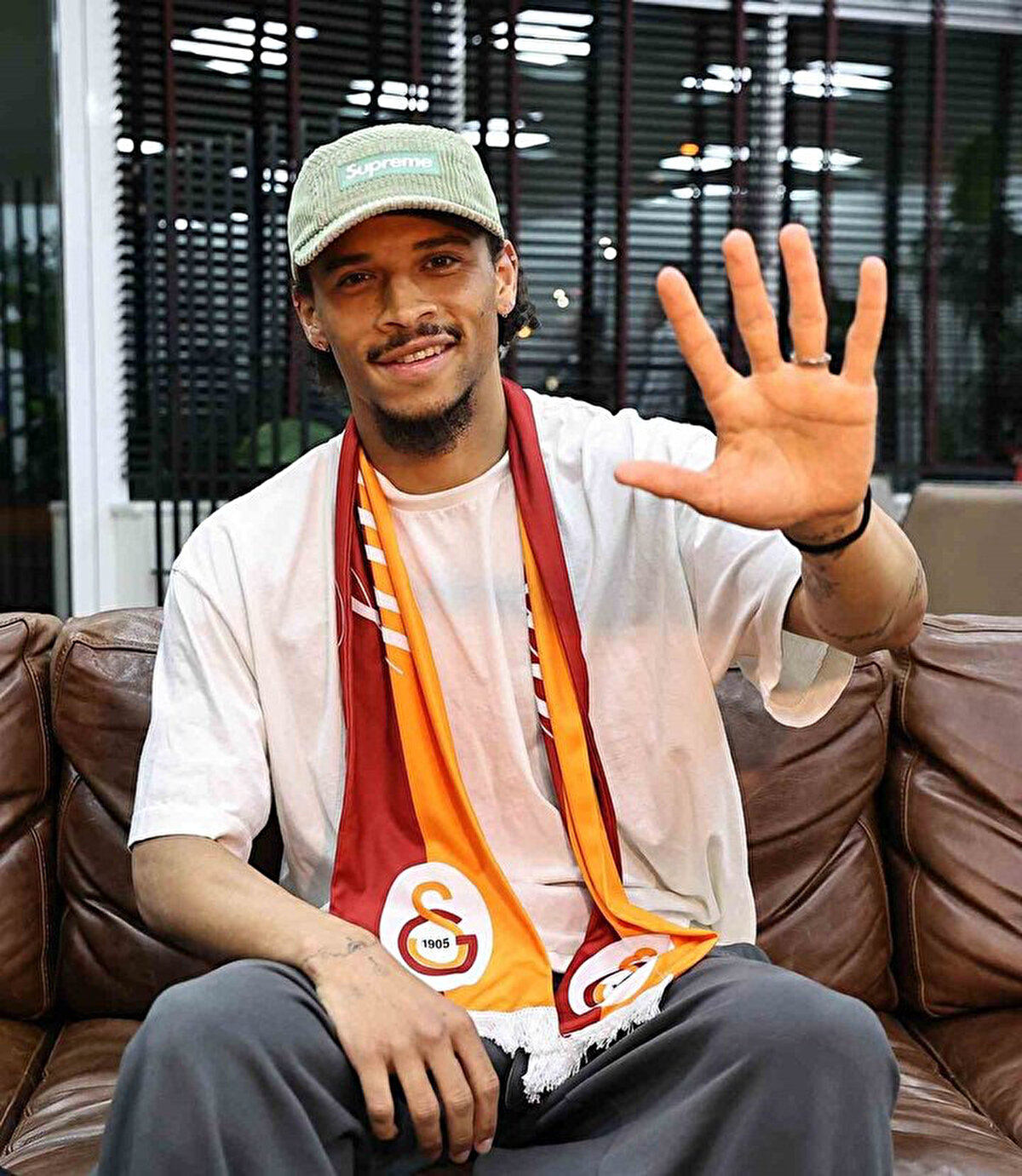 "Bir an önce Galatasaray taraftarının önünde maçlara çıkmak istiyorum" diyen Sane'nin Bayern Münih ile olan sözleşmesi Temmuz ayında sona eriyor. Dünya Kulüpler Şampiyonası'nda mücadele edecek olan Bayern Münih'in Sane'yi kadro listesine eklediği ve bu sebeple oyuncudan faydalanmak istediği belirtildi.<br>