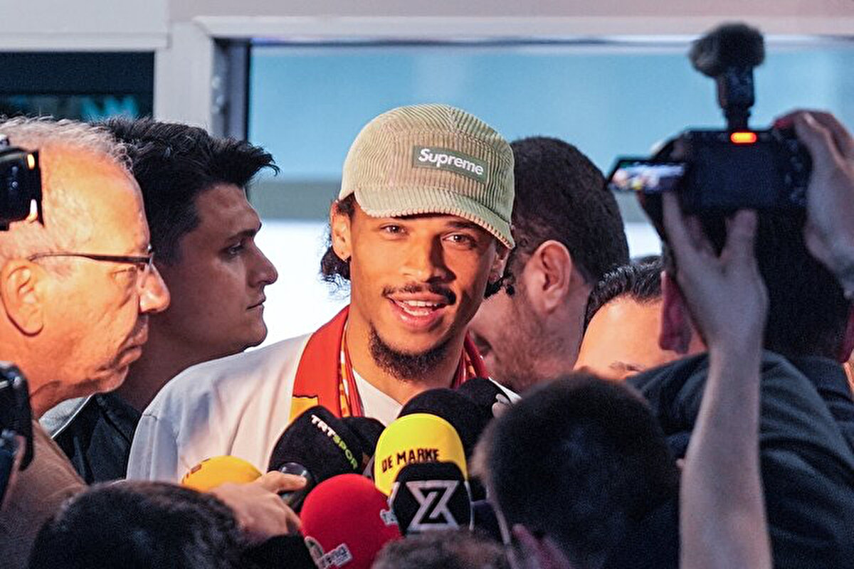 Alman basınından Sky De'nin haberine göre Sane, Galatasaray için sağlık kontrollerinden geçti ve yeni takımına imzayı attı. Yıldız futbolcu tüm bu işlemlerin ardından İstanbul'dan ayrılarak ABD'ye doğru yola çıkacak.<br>