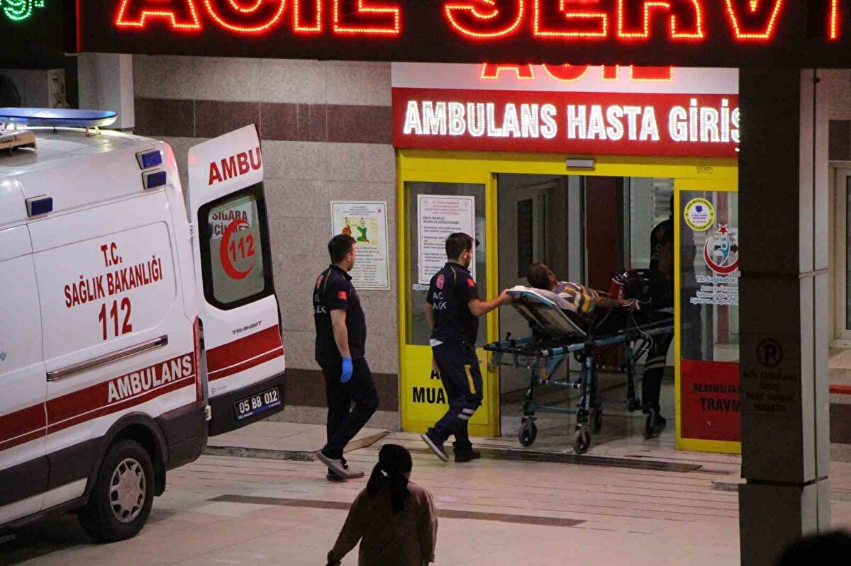 Rahatsızlanan kişilerden bir kısmı ihbarla adrese sevk edilen sağlık ekiplerince Amasya Üniversitesi Sabuncuoğlu Şerefeddin Eğitim ve Araştırma Hastanesi'ne kaldırıldı.