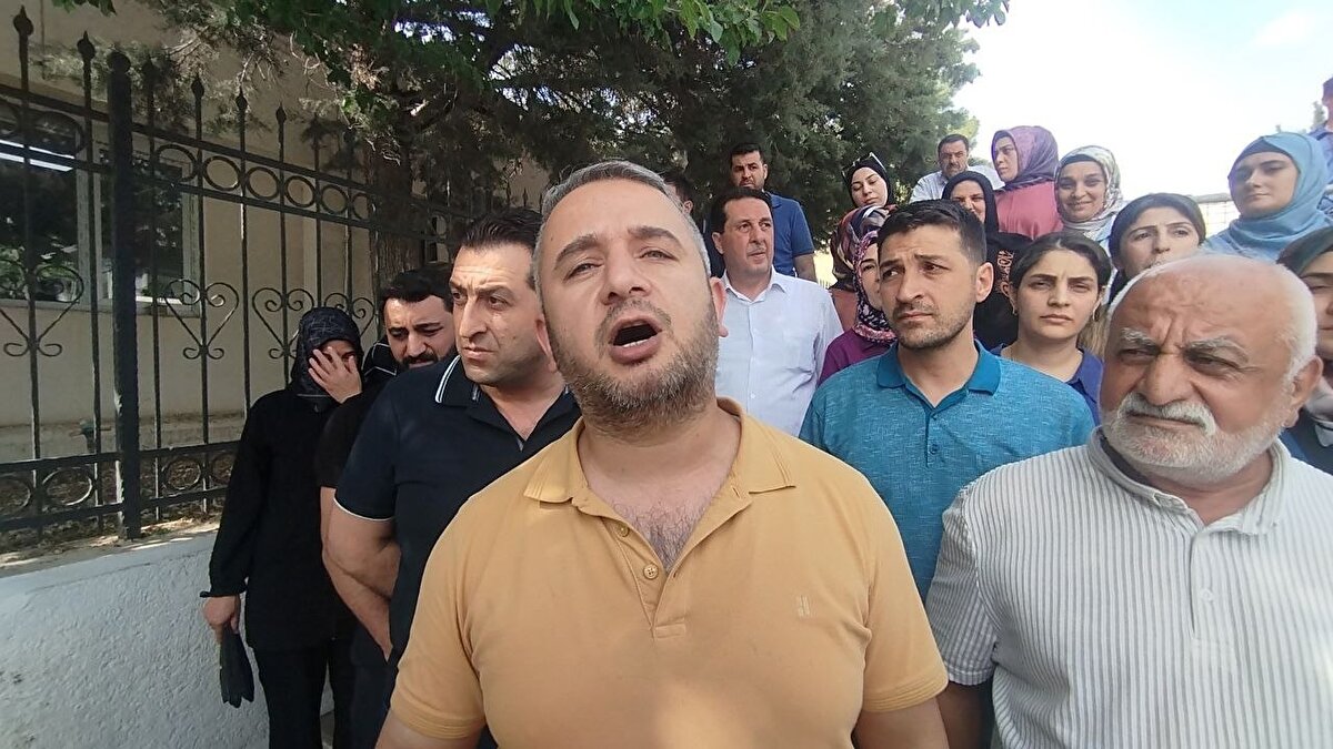 Sanığa indirimli ceza verildi, dosya istinafa taşındı<br><br>Mahkeme heyeti Nurullah Çiçek'i 'Bilinçli taksirle öldürme' suçundan 8 yıl 4 ay 24 gün hapis cezasına çarptırdı. Çiçek'e, yargılama sürecindeki tutumu nedeniyle indirim uygulandı. Nurullah Çiçek’e 7 yıl hapis cezası verilirken, ehliyetine de 2 yıl süre ile el konuldu. Mağdur ailelerin avukatı İrfan Ceylan, dosyayı istinafa taşıdı. Dosyayı inceleyen Diyarbakır Bölge Adliye Mahkemesi 10'uncu Ceza Dairesi, verilen cezanın az olduğunu belirterek kararı bozdu. Dosya yeniden Mardin 1'inci Ağır Ceza Mahkemesi'ne gönderildi.