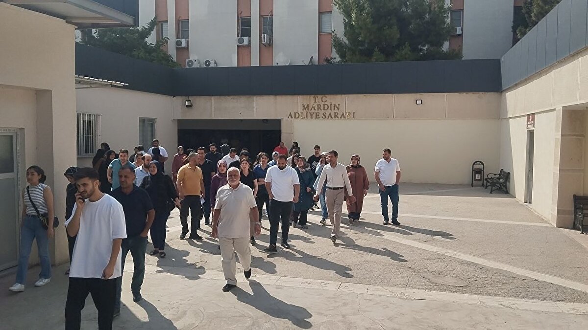 "Sanık tamamen kusurludur"<br><br>Mağdur ailelerin avukatı İrfan Ceylan ise istinafın bozma gerekçelerine dikkat çekerek, verilecek cezanın adaleti sağlaması gerektiğini ifade ederek, “Sanık tamamen kusurludur. Vefat eden iki çocuk tamamen kusursuzdur, Mahkemenin inisiyatif alıp adil bir karar vermesi gerektiğini düşünüyoruz. Bu şekilde adalet yerini bulacaktır” dedi.