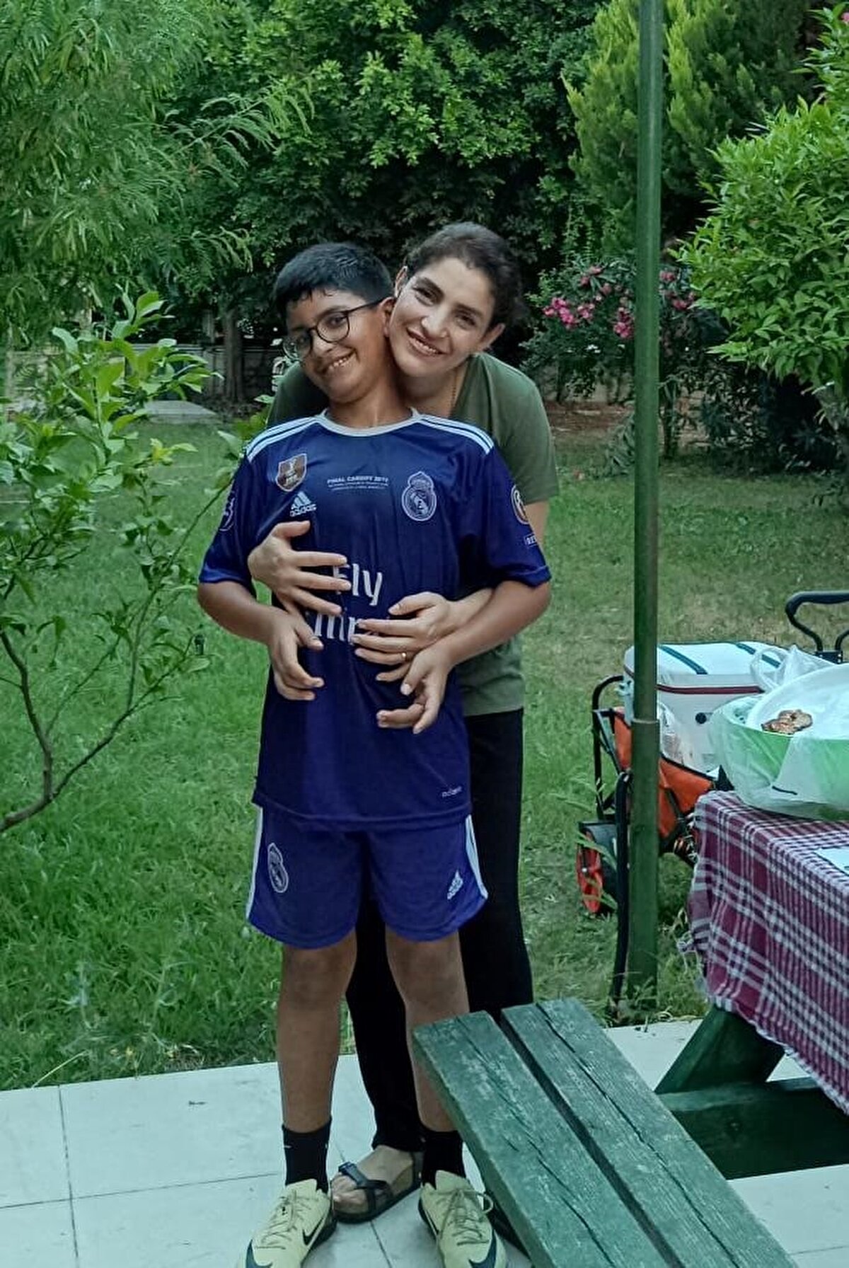 Sanık avukatı: Bilinçli taksirin koşulları oluşmamıştır<br><br>Sanık avukatı Abdulmenaf Baysal ise mütalaayı kabul etmediklerini belirterek, “Müvekkilimizin üzerine atılı suçun bilinçli taksir suçunun unsurlarını oluşturmadığını düşünüyoruz. Çocuklar yola ani olarak atlamışlardır. Dolayısıyla müvekkilimizin hızının bir önemi olmayacaktır. Kaza kaçınılmaz olacaktır. Dosyada yapılan keşif neticesinde de olay tarihinden sonra yolda yapılan değişiklikler tespit edilmiştir. Bilinçli taksirin koşulları oluşmamıştır. Müvekkilim olay yerinden kaçmamıştır. Kolluk geldiğinde kazayı yapan şahsın kendisi olduğunu söylemiştir. Müvekkilimiz yaklaşık 11 aydır tutukludur. Karartılacak bir delil yoktur. Müvekkilimiz karşı taraf ile uzlaşmak için çaba göstermiştir. Ancak bu talepler karşı tarafça geri çevrilmiştir. Müvekkilimiz pişmandır. Lehe hükümlerin uygulanması ile tahliyesine karar verilmesini talep ederiz” dedi.<br><br>Kazada ölen İbrahim Halil’in annesi Esra Bumanhan ile Orhan Kemal’in annesi Büşra Duva da sanıktan şikayetçi olduklarını belirterek en ağır cezanın verilmesini istedi.