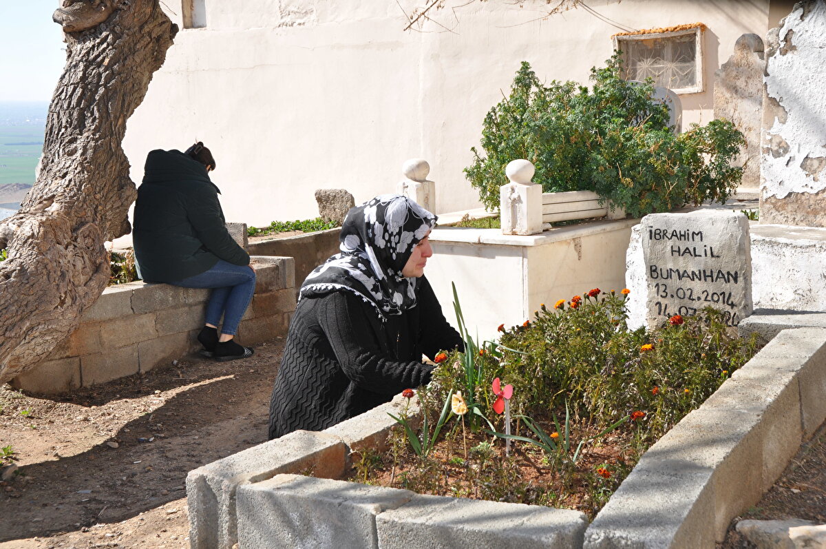 90 kilometre hızla gidiyormuş<br><br>Mahkemenin karar tutanağında, "Bilinçli taksir düzeyinde kusurlu olduğu kabul edilen sanık hakkında TCK'nın 22/3 maddesi uygulanırken, sanığın 50 kilometre hız sınırı olan meskun mahalde yaklaşık 90 kilometre hızla gitmesi, yaya geçidine yaklaşırken hızını azaltmaması, sanığın birden fazla kusurlu davranışın olması ve görüntülere yansıyan suçun işleniş şekli dikkate alınarak temel ceza üzerinden yarı oranında artırım yapılması gerekirken somut olaya uygun düşmeyecek şekilde üçte bir ile yarı oranın arasında olacak şekilde 2/5 oranında artırım yapılması, hukuka aykırı görülmekle sair istinaf sebeplerinin reddiyle CMK'nın 280/1-e maddesi uyarınca hükmün bozulmasına, dosyanın hükmü veren ilk derece mahkemesine gönderilmesine oy birliği ile kesin olmak üzere karar verildi" denildi.