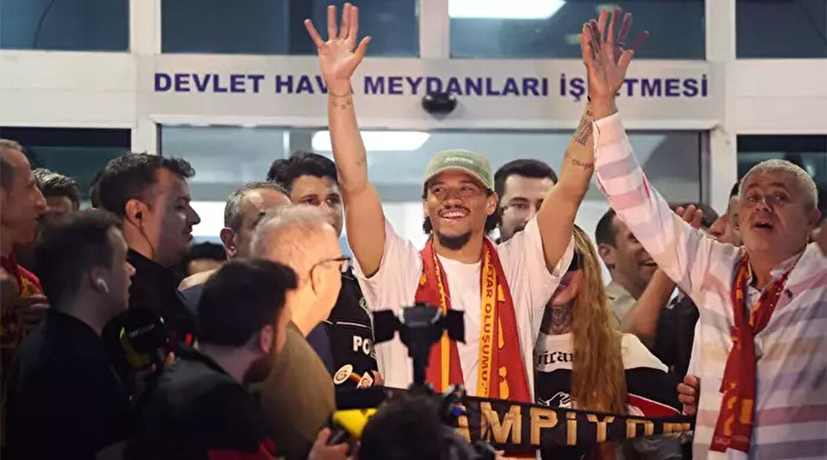 Sane’nin 2028’e kadar Galatasaray forması giyeceği, yıllık 11- 15 milyon Euro arasında bir gelir elde edeceği belirtiliyor.