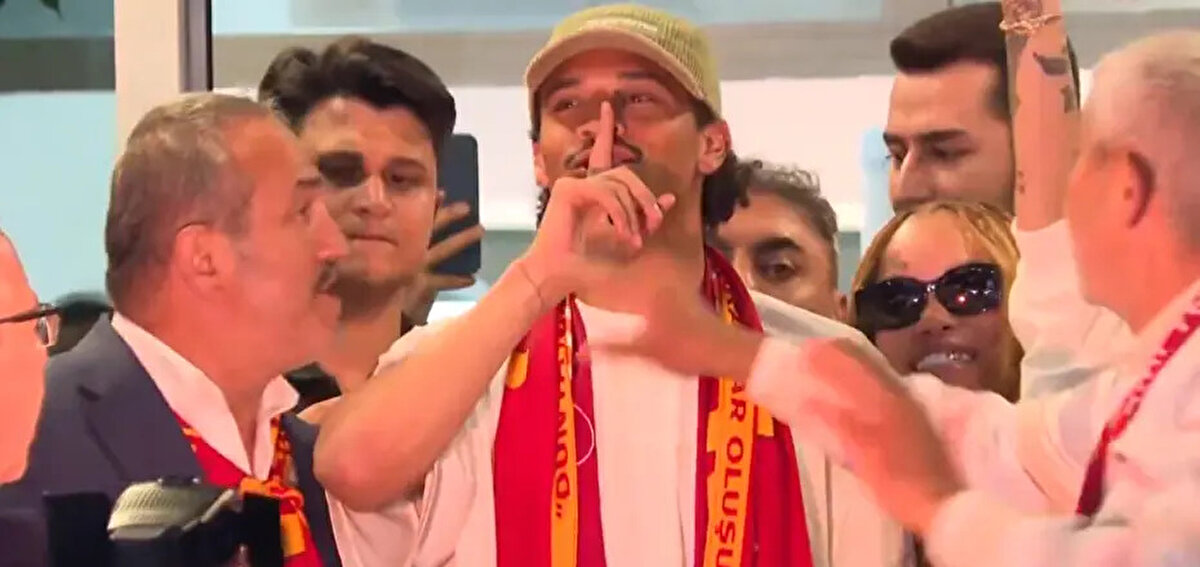 Öte yandan Alman yıldız, Galatasaraylı taraftarlara ilk üçlüsünü de çektirdi.<br>