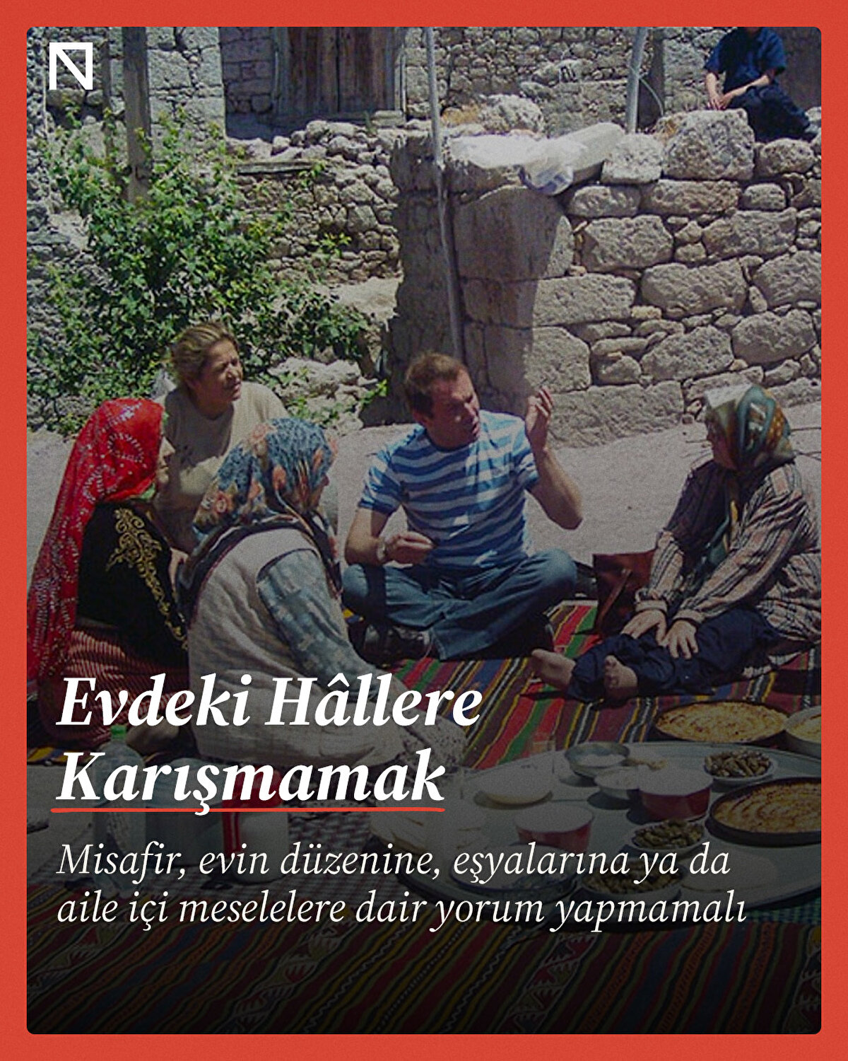 Misafir, evin düzenine, eşyalarına ya da aile içi meselelere dair yorum yapmamalı