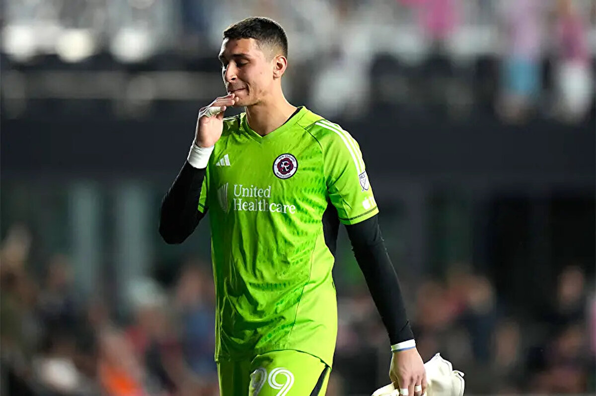 Kaleci için ise bonservisi Chelsea'de bulunan Djordje Petrovic için kulübüne satın alma opsiyonlu kiralama teklifi yapıldı.<br>