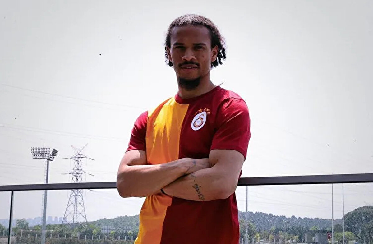 1996 yılında Essen'de doğan Leroy Sané, futbol kariyerine Schalke 04 altyapısında başladı. Alt yaş kategorilerinde forma giyen Sane, 2016 yazında 52 milyon Euro karşılığında Premier League ekibi Manchester City'ye transfer oldu.