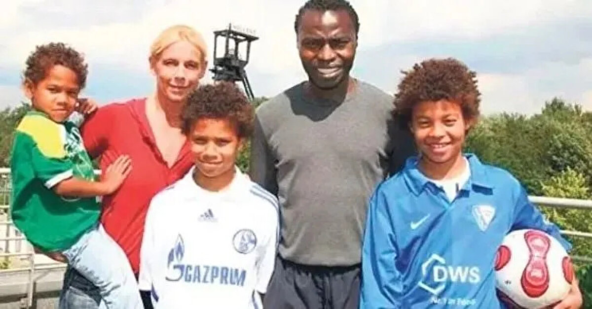 Diğer yandan Leroy Sane'nin ailesi de sporcu bir geçmişe sahip… Leroy'un babası Souleyman Sane, Senegal Milli Takımı'nda da forma giyerken, Almanya'da; Freiburg, Nürnberg, SG Wattenscheid 09 takımlarında da oynadı.<br><br>