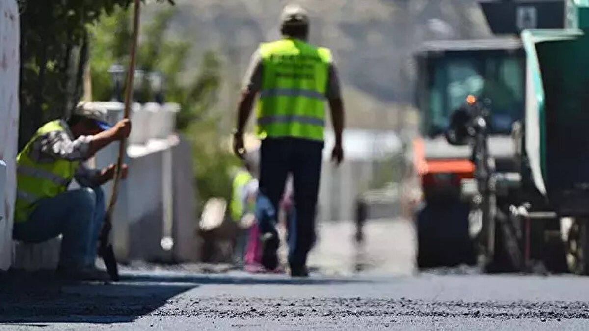 Kamuda çalışan yaklaşık 600 bin işçiyi ilgilendiren 2025 Yılı Kamu Toplu İş Sözleşmeleri Çerçeve Protokolü görüşmelerinde beklenen teklif geldi. Kamu işveren tarafını temsil eden TÜHİS (Türk Ağır Sanayii ve Hizmet Sektörü Kamu İşverenler Sendikası), uzun süredir beklenen ilk zam teklifini açıkladı. Teklifte, ilk 6 ay için yüzde 16, ikinci 6 ay için ise yüzde 8 oranında zam önerildi.
