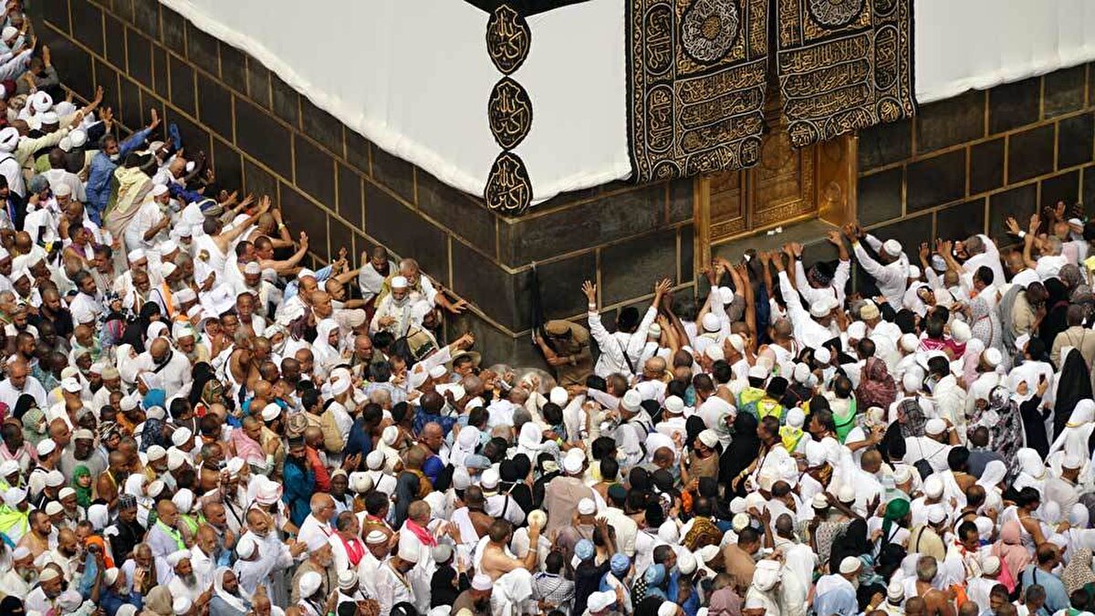 2025 hac ilk ve ikinci kafile ne zaman gitti?<br><br>2025 yılı hac kayıtları 4-15 Kasım 2024 tarihleri arasında tamamlandı. Kayıt işlemlerinin ardından hazırlıklara başlayan hacı adayları için ilk kafile 29 Nisan 2025 tarihinde yola çıktı. İkinci hac kafilesi ise 1-31 Mayıs tarihleri arasında kutsal topraklara ulaştı. Bu süreçte Türkiye'nin dört bir yanından yola çıkan hacı adayları, Mekke ve Medine'de hac ibadetlerini yerine getirmek üzere gitti.