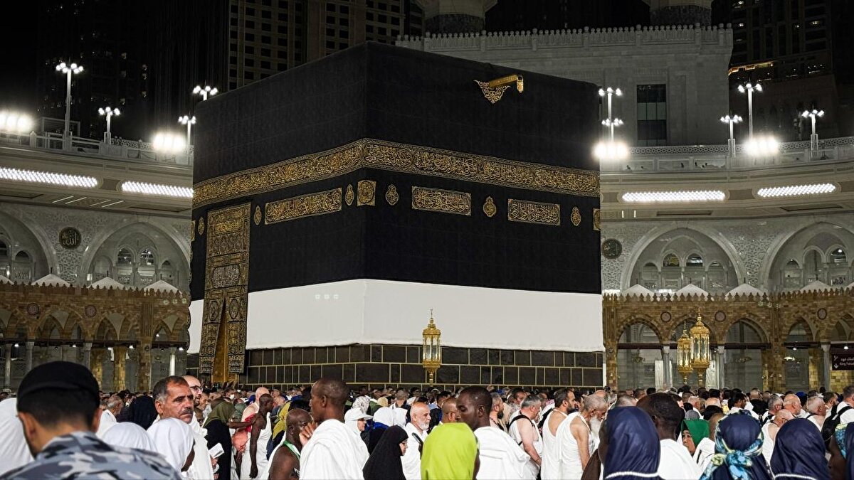 Hac ayları ne zaman?<br><br>Hac ayları, hicri takvime göre Şevvâl, Zilkade ve Zilhicce aylarının ilk 10 gününü kapsar. Hac için ihrama bu aylar içinde girilmesi gerekir. 2025 yılında bu takvime uygun olarak hacılar, Nisan ayının son günlerinden itibaren ihram giymeye başladılar. Haccın geçerli olması için Arafat vakfesi şarttır ve bu, Zilhicce'nin 9. günü öğle ile 10. günü sabahı arasındaki zaman diliminde gerçekleştirilir.