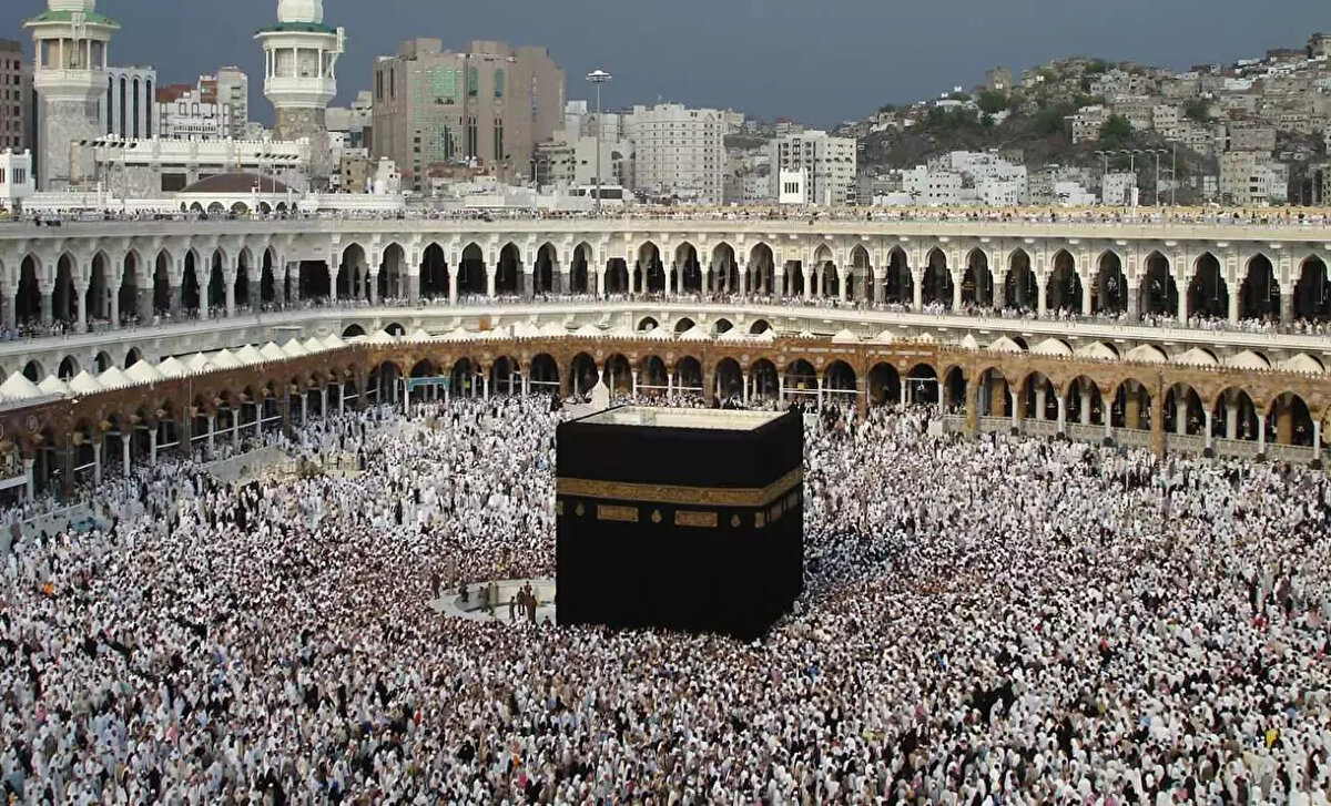 Hacılar ne zaman dönüyor 2025? Son kafile ne zaman yurda dönecek?<br><br>2025 yılında hac ibadetini yerine getirmek üzere yola çıkan hacı adaylarının dönüş süreci merakla takip ediliyor. “Hacılar ne zaman dönüş yapıyor?”, “Son hac kafilesi ne zaman dönecek?”, “Hac ne zaman bitiyor 2025?”, “Hacılar bayramdan kaç gün sonra gelir?” gibi sorular hacı yakınlarının gündeminde. Diyanet İşleri Başkanlığı tarafından yayımlanan 2025 hac takvimine göre ilk hac kafilesi 29 Nisan’da yola çıktı. İkinci hac kafilesi ise Mayıs ayında kutsal topraklara ulaştı. Hacıların dönüşleri ise 11 Haziran itibarıyla başladı. Son kafilenin yurda varış tarihi ise 5 Temmuz 2025 olarak açıklandı.