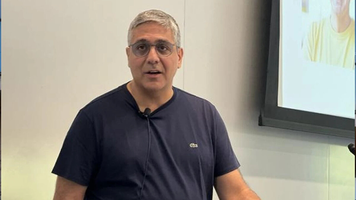 Yeni görevlendirmenin açıklanmasıyla birlikte Koray Kavukcuoğlu, bulunduğu Londra’dan Google’ın merkezi Kaliforniya’nın Mountain View bölgesine taşınacak. Türk mühendis, Google’ın AI ürün geliştirme sürecini hızlandırmanın yanı sıra, entegrasyonu kolaylaştırıp verimliliği artırmayı hedefliyor.<br><br>kaynak: cnbc.com