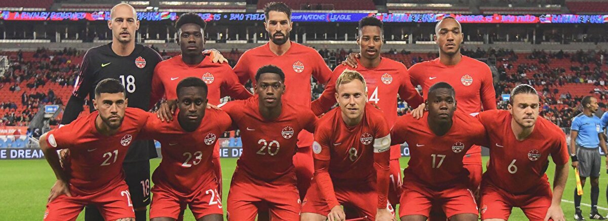 xKanada 🇨🇦<br>📍 Statü: Ev Sahibi<br>💬 Tarihinde ilk kez ev sahibi olan Kanada, son yıllarda futbol yatırımlarını artırarak dikkat çekti.
