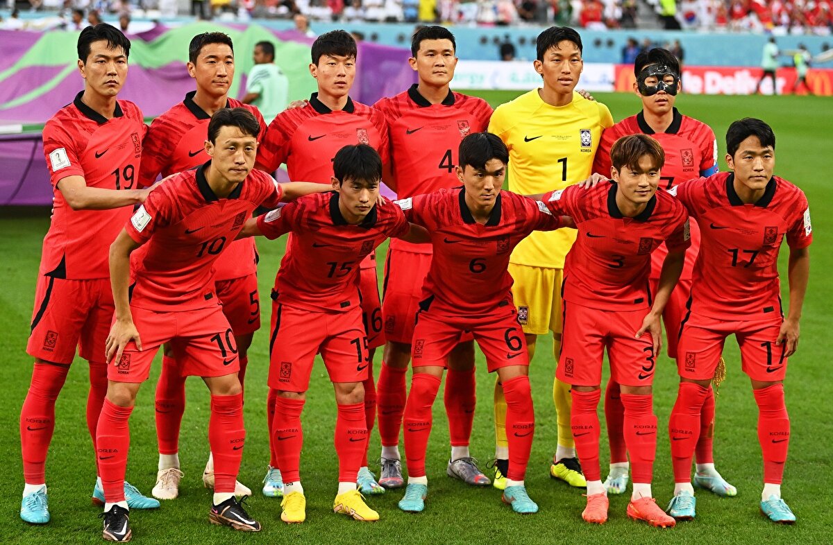 Güney Kore 🇰🇷<br>📍 Statü: Asya Elemeleri<br>💬 2002’den bu yana her Dünya Kupası’nda boy gösteren Güney Kore, hızlı oyunuyla yine dikkat çekecek.