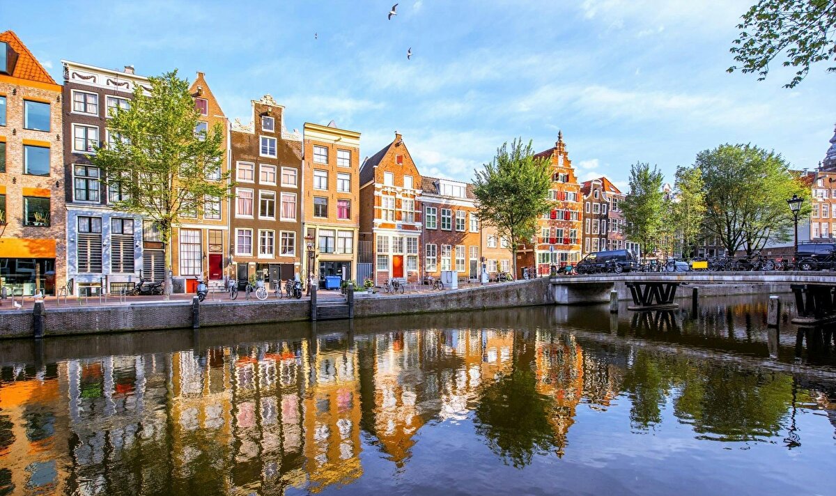 Hollanda 🇳🇱<br>📍 Ziyaretçi Sayısı: 1,8 milyon<br>💬 Akdeniz sahilleri ve gurbetçi nüfusu sayesinde Türkiye’ye sık gelen Hollandalı turistler, özellikle yaz sezonunu Türkiye’de geçiriyor.<br><br>