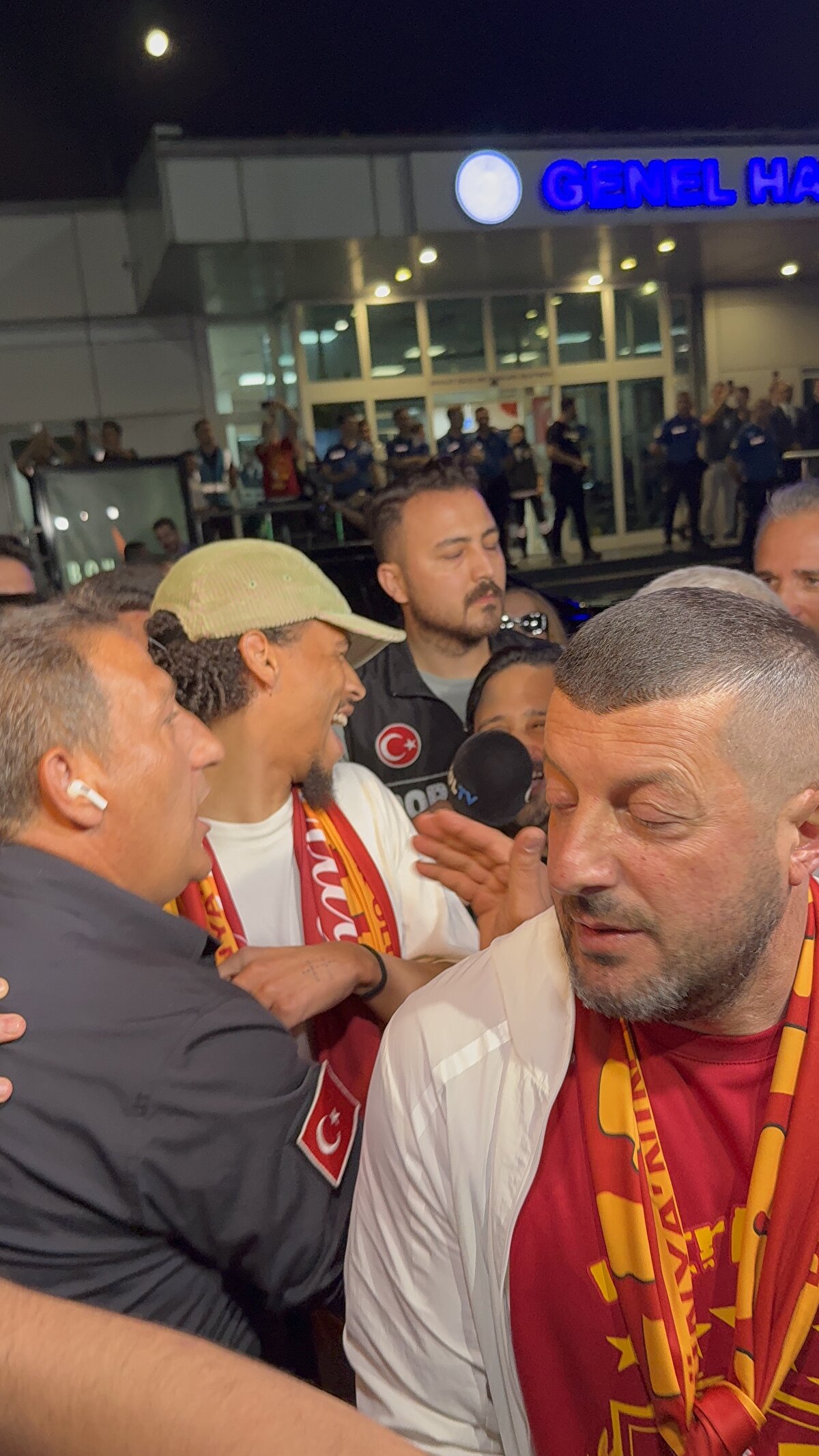 Şampiyonlar Ligi için iddialı bir kadro kurmayı hedefleyen Galatasaray, ilk transferini Bayern Münih'ten Leroy Sane'yi kadrosuna katarak yaptı.<br>