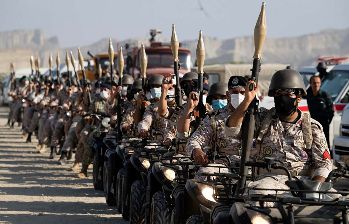 Ancak İran’ın, devrim öncesinden kalan eski savaş uçaklarının teknik sorunlar ve yedek parça eksikliği nedeniyle operasyonel kapasitesi sınırlı.<br><br>10 milyonluk nüfusa sahip İsrail’in ordusunda yaklaşık 170 bin aktif asker görev yapıyor. Sayısal olarak İran’ın gerisinde olan İsrail, yüksek hassasiyetli hava operasyonları gerçekleştirme kapasitesine sahip.