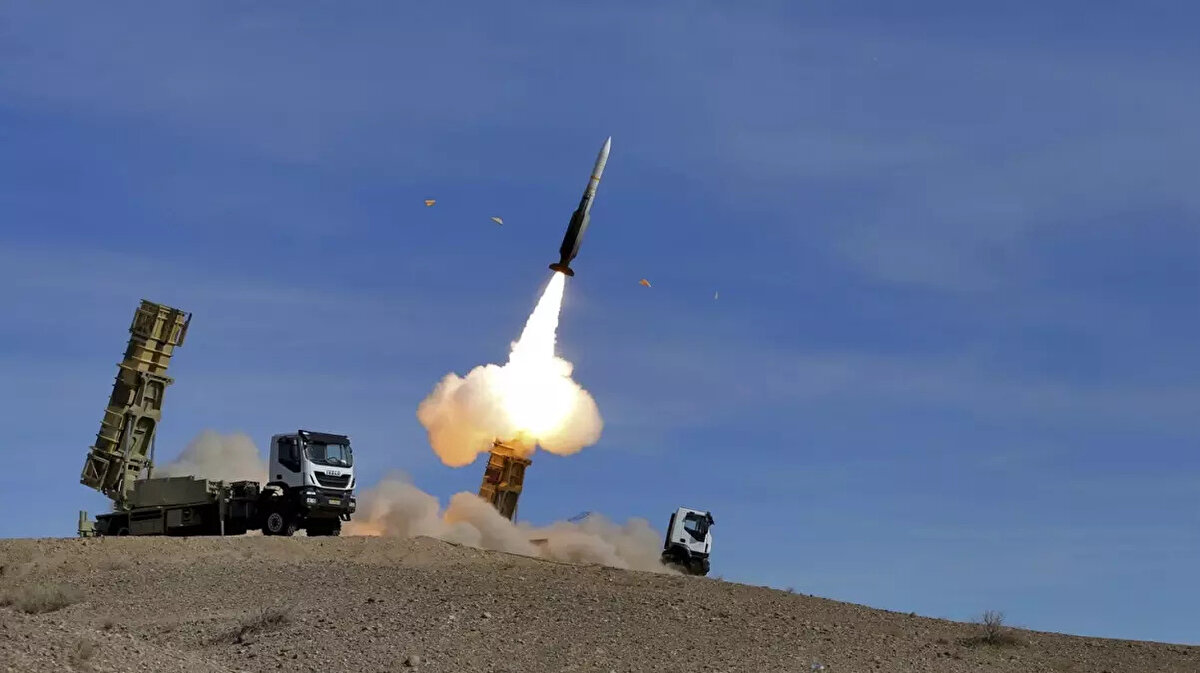 Füze ve drone kapasitesi<br><br>İran, Ortadoğu’nun en büyük füze ve insansız hava aracı envanterlerinden birine sahip. ABD’li komutan Kenneth McKenzie’ye göre, İran’ın elinde 3 binden fazla balistik füze bulunuyor. Kısa ve uzun menzilli füze sistemlerinin yanı sıra çeşitli dronelar da yerli olarak üretiliyor ve ihraç ediliyor.