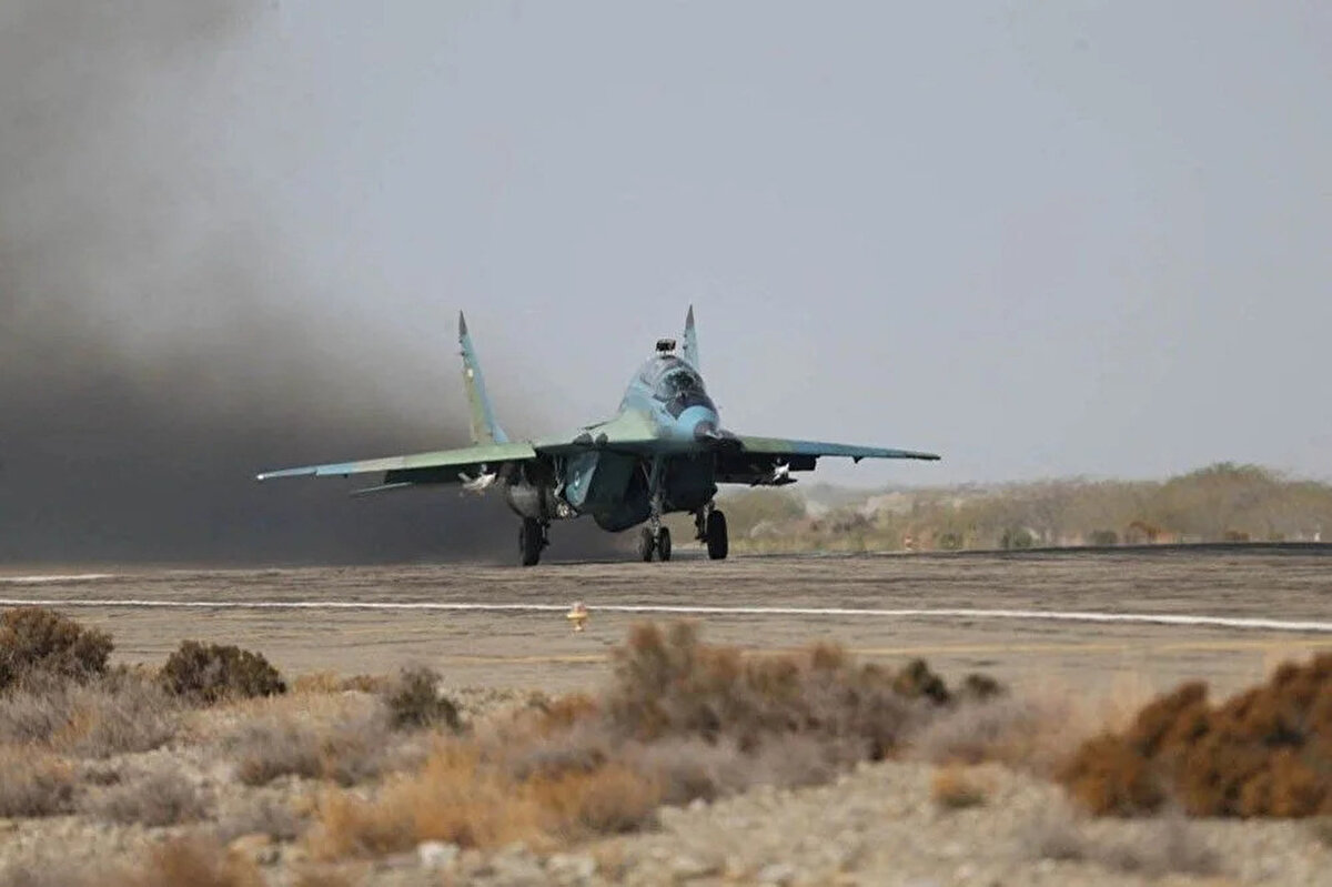 Yaklaşık 90 milyonluk nüfusu ile İran, Ortadoğu’nun en büyük ordularından birine sahip. Ülkede yaklaşık 580 bin aktif ve 200 bin yedek asker görev yapıyor. İran Silahlı Kuvvetleri, klasik ordu yapısının yanı sıra Devrim Muhafızları Ordusu olarak bilinen ayrı bir yapıya da sahip. Devrim Muhafızları, dış operasyonlardan sorumlu Kudüs Gücü’nü de bünyesinde barındırıyor ve Hizbullah, Hamas ve İslami Cihad gibi grupları destekliyor.