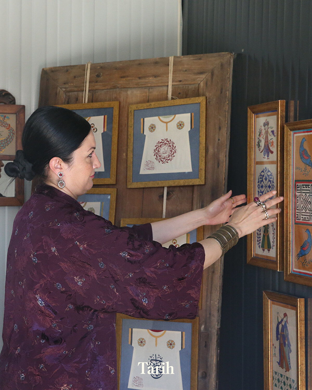 Bayazıt, kayınvalidesi Fatma Bayazıt'ın yaklaşık 20 yıl önce Topkapı Sarayı'nda gördüğü tılsımlı gömleklerden etkilenerek bu sanatı başlattığını anlatarak, "Fatma Hanım, gömlekleri tablo formuna dönüştürerek büyük ilgi gördü. Sanat tarihçisi Hülya Tezcan'ın eserlerinden de ilham alarak yaptığı bu çalışmalar, Kültür ve Turizm Bakanlığı tarafından takdir edildi ve kendisine 'Somut Olmayan Kültürel Miras Taşıyıcısı' ünvanı verildi." diye konuştu.