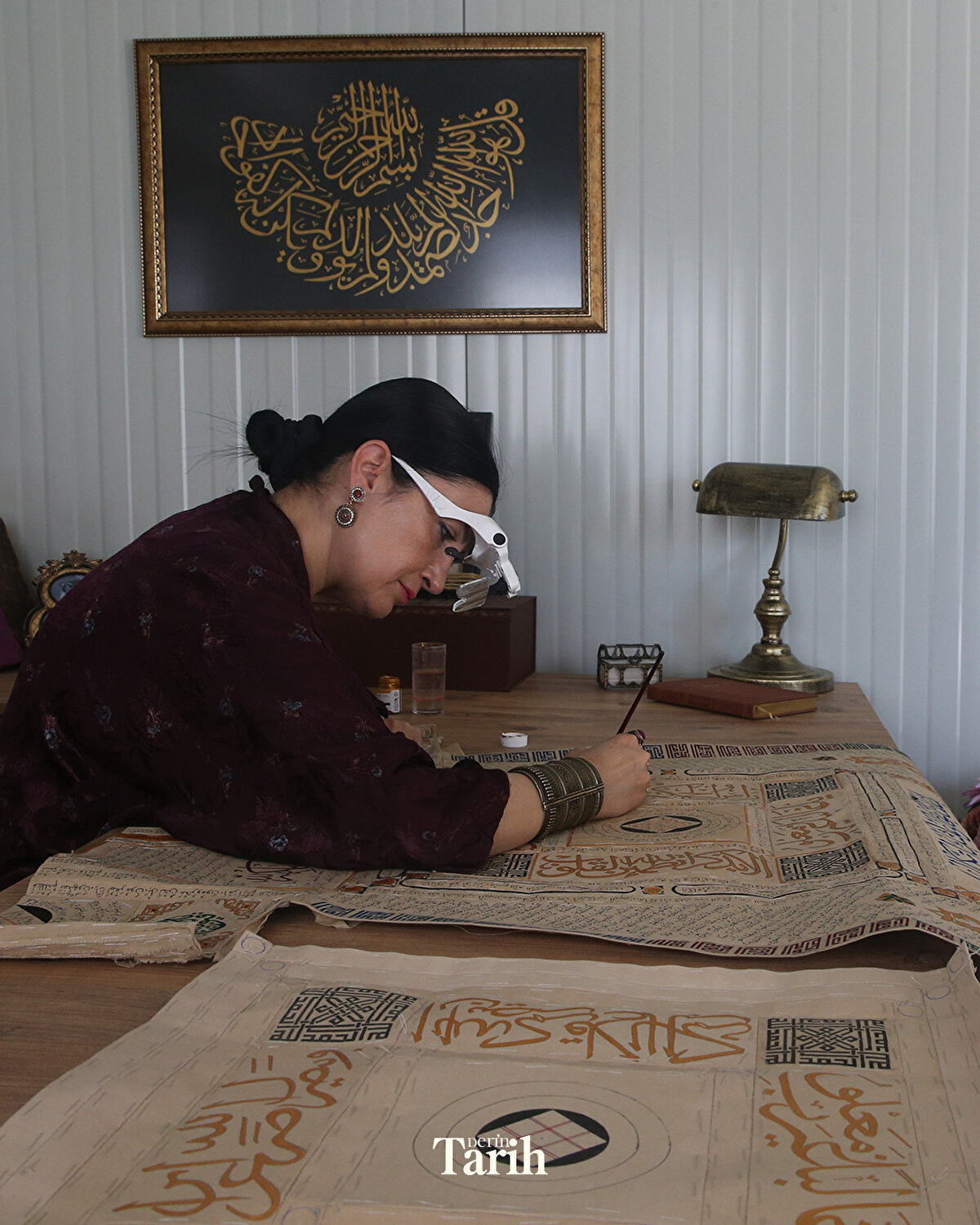 Yaklaşık iki ay süren büyük boyutlu gömlek çalışmalarının yanı sıra 50x50 ve 70x70 santimetrelik küçük boy tabloları seri şekilde ürettiklerini anlatan Bayazıt, KİGEM Projesi sayesinde bu üretimi sürdürdüğünü dile getirdi.